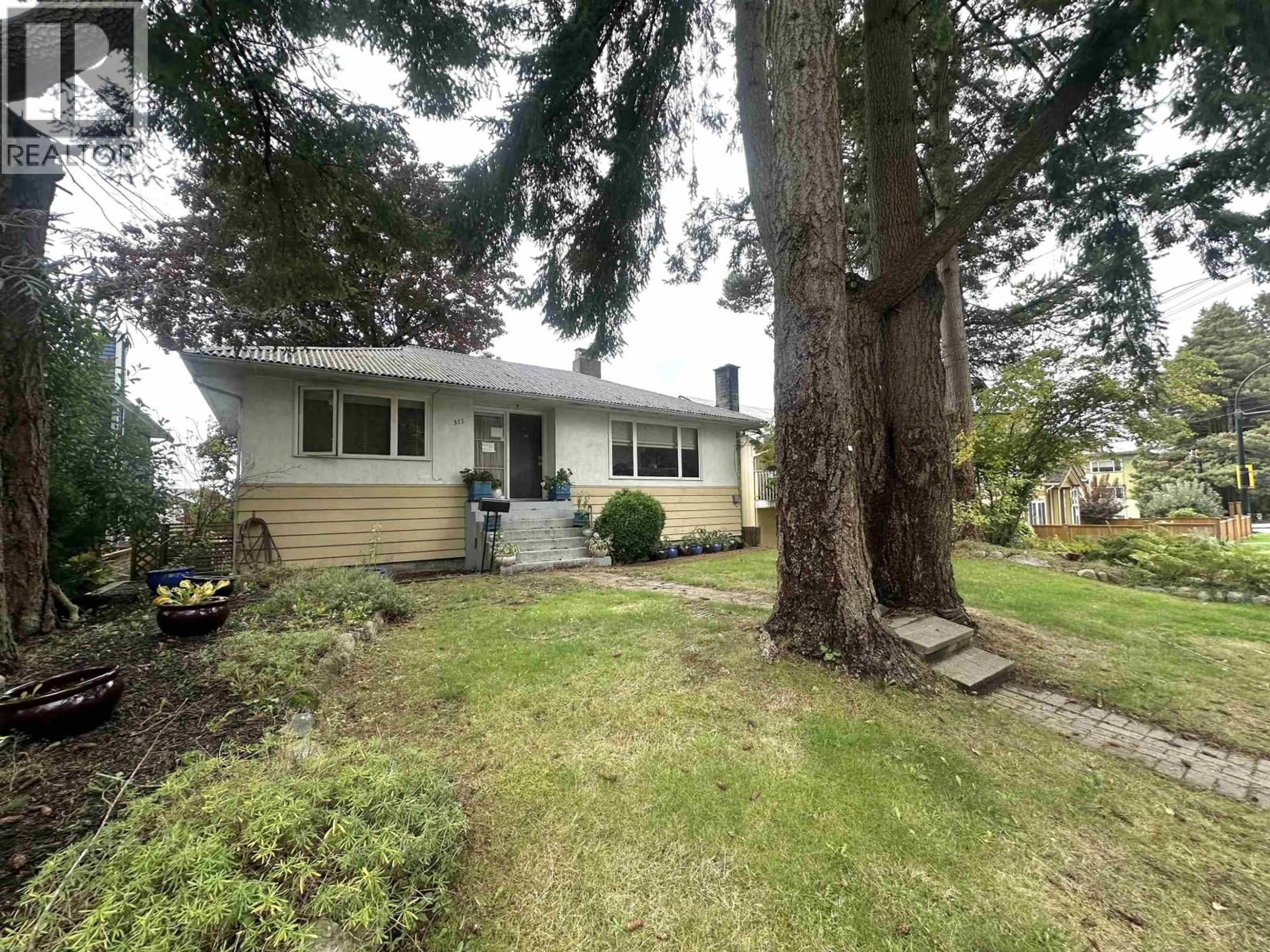 A pic from outside/outdoor area/front of a property/back of a property/a pic from drone, street for 313 13TH STREET, North Vancouver British Columbia V7L2L9