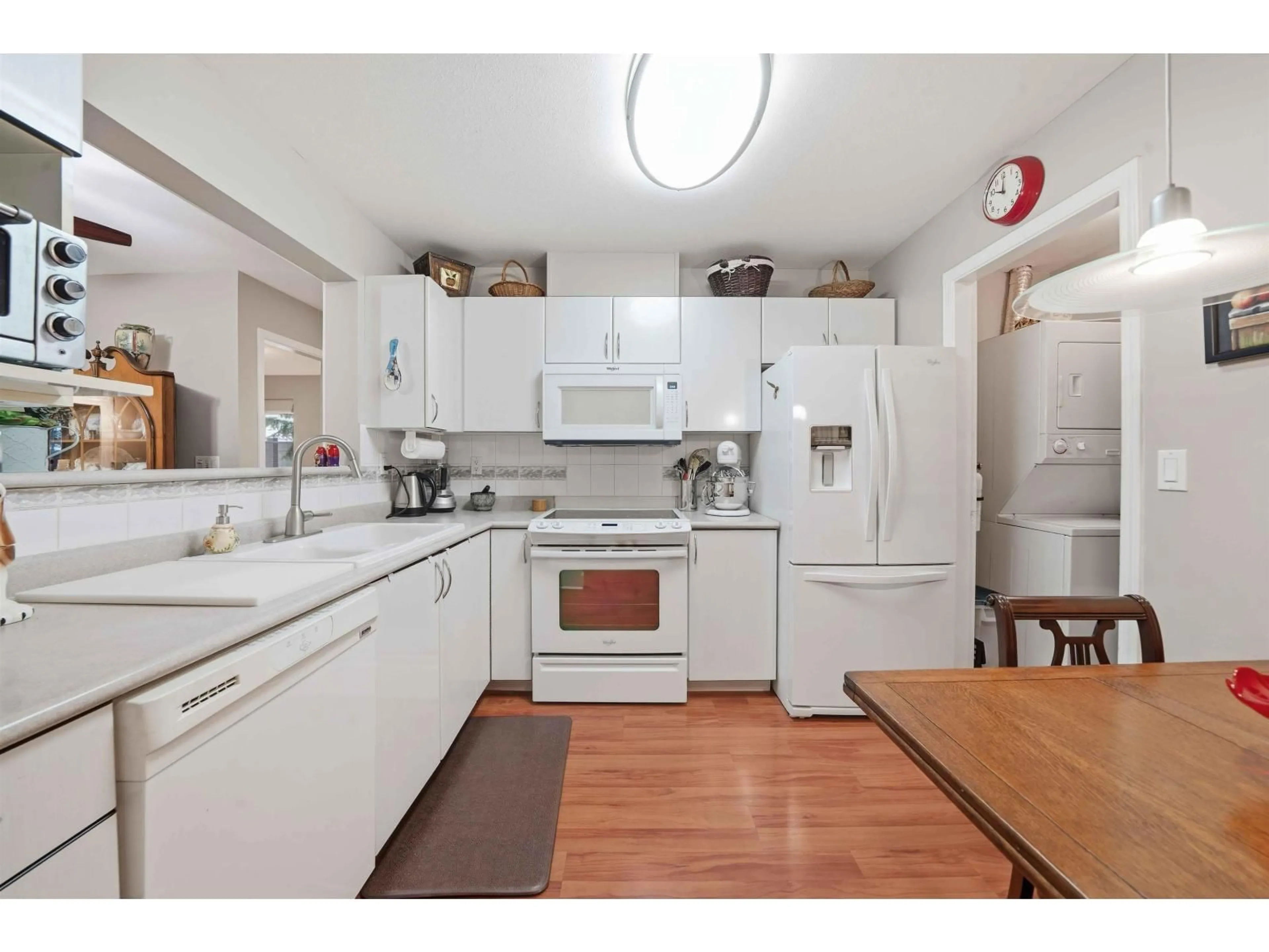 Standard kitchen, unknown for 105 - 6385 121, Surrey British Columbia V3X3K6