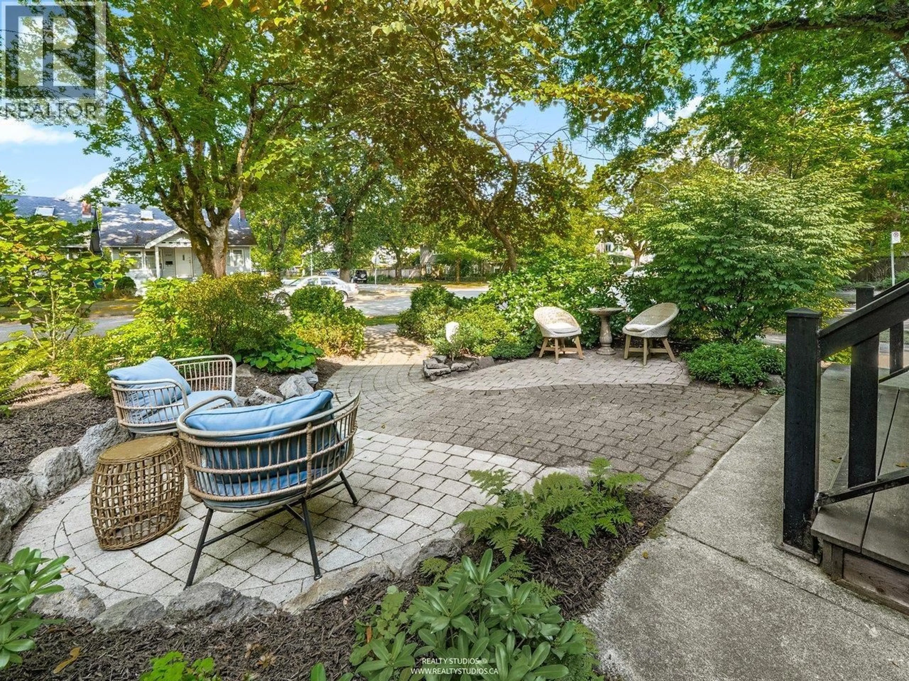 Patio, street for 2702 15TH AVENUE, Vancouver British Columbia V6K2Z8