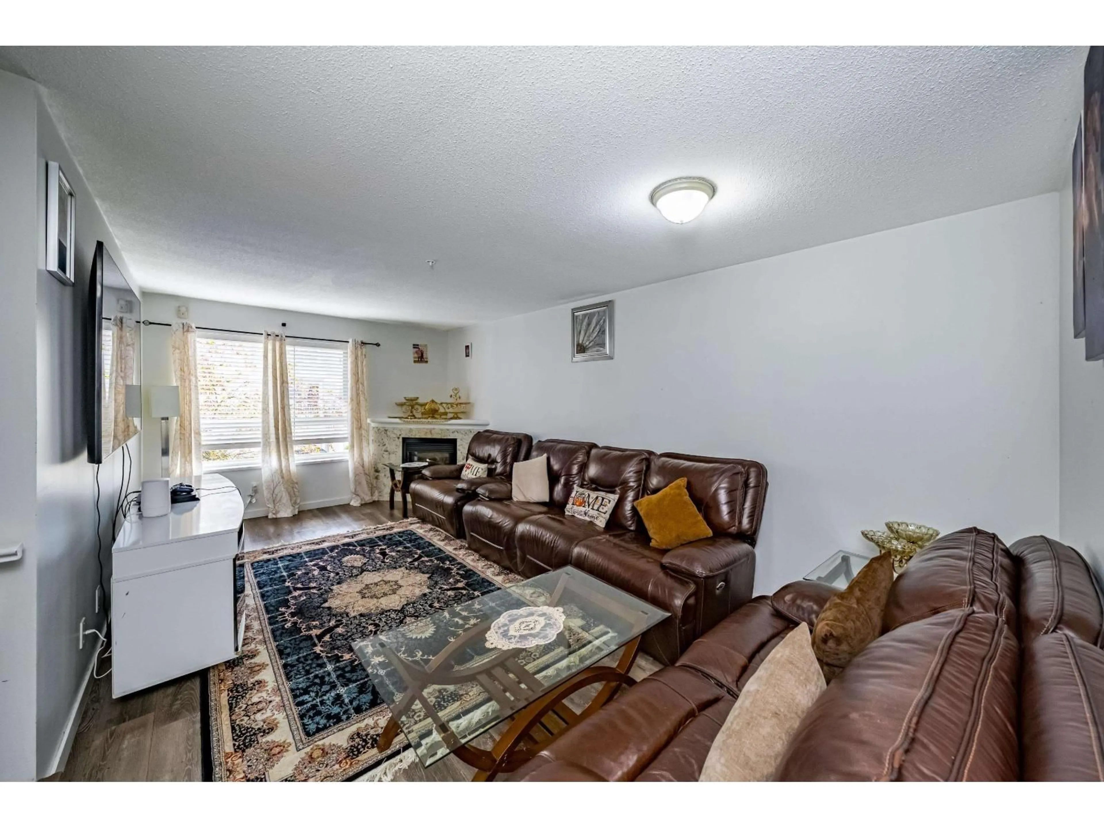 Living room with furniture, unknown for 32 - 20890 57, Langley British Columbia V3A8M7