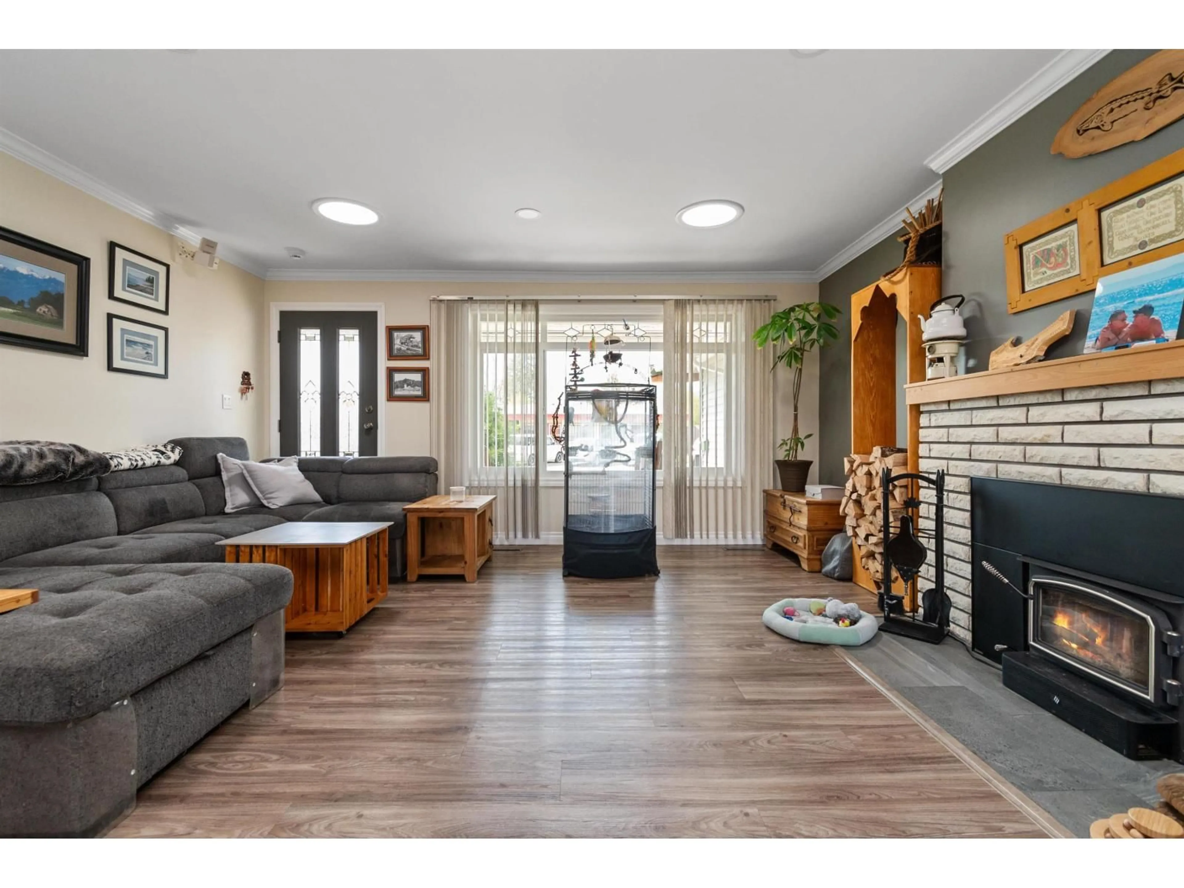 Living room with furniture, wood/laminate floor for 9598 JOHNSON STREET, Chilliwack British Columbia V2P5Y2