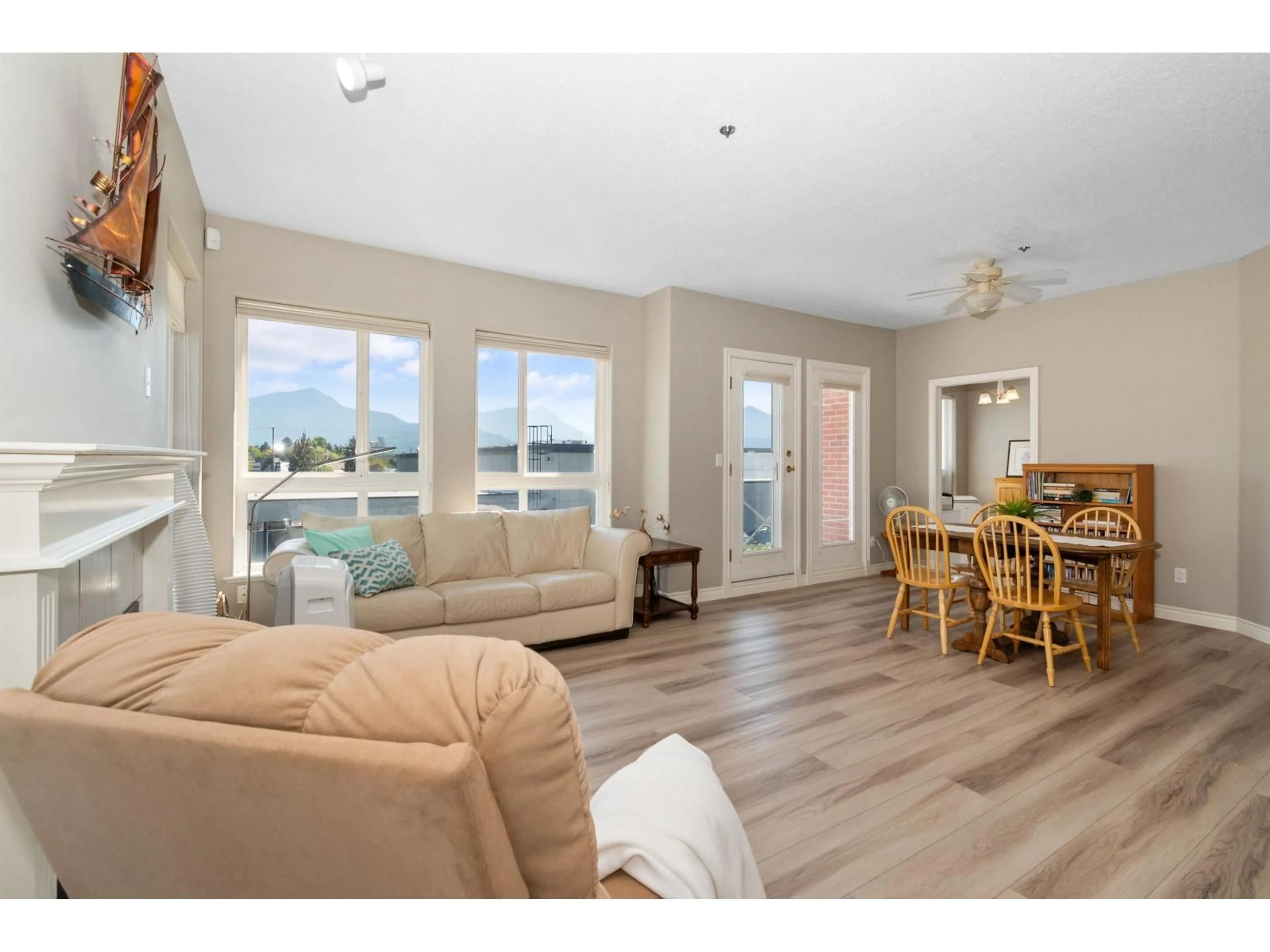 Living room with furniture, unknown for 201 - 45734 PATTEN AVENUE, Chilliwack British Columbia V2P1S1