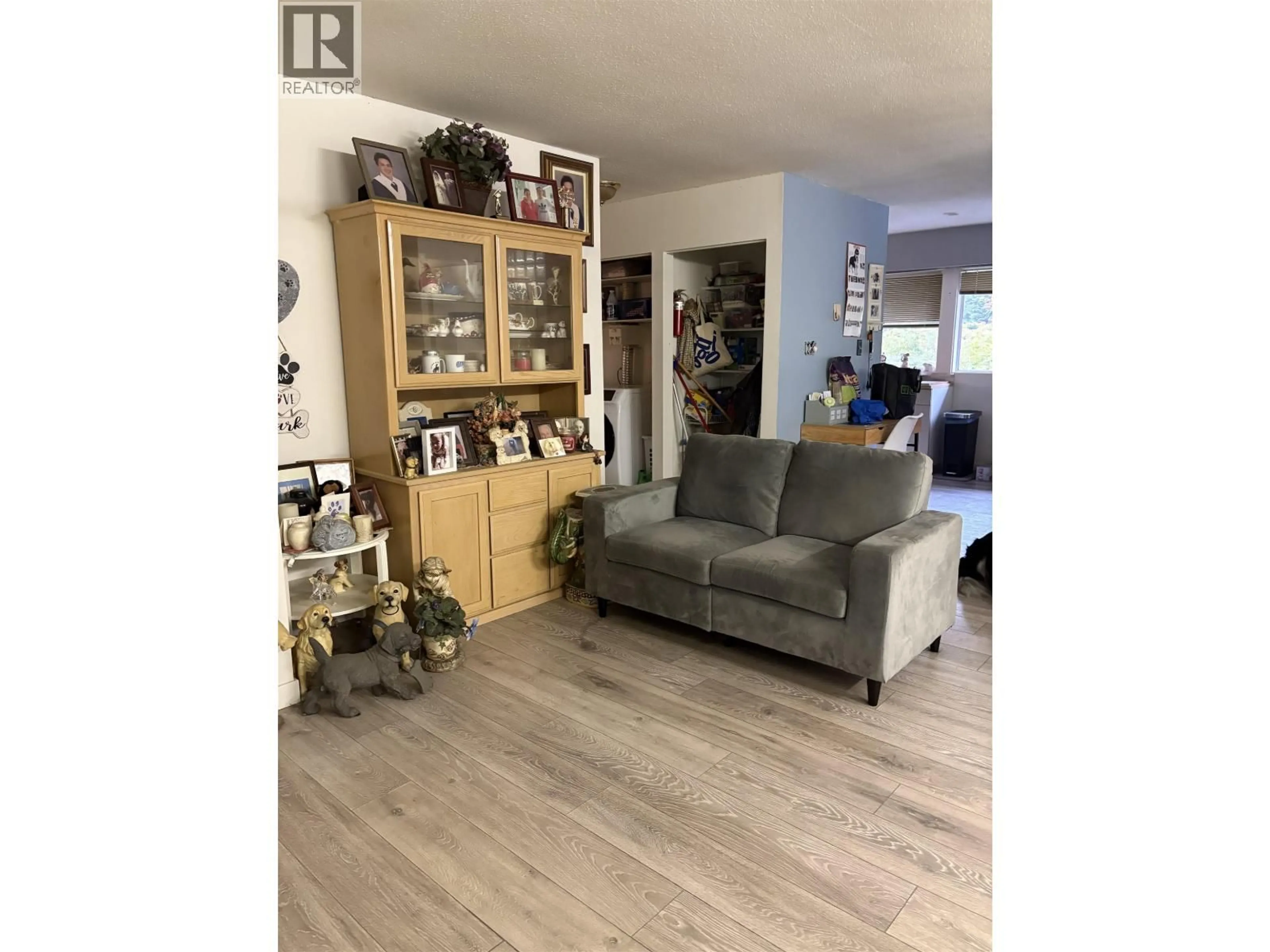 Living room with furniture, wood/laminate floor for 1134 CHATEAU PLACE, Port Moody British Columbia V3H1N6