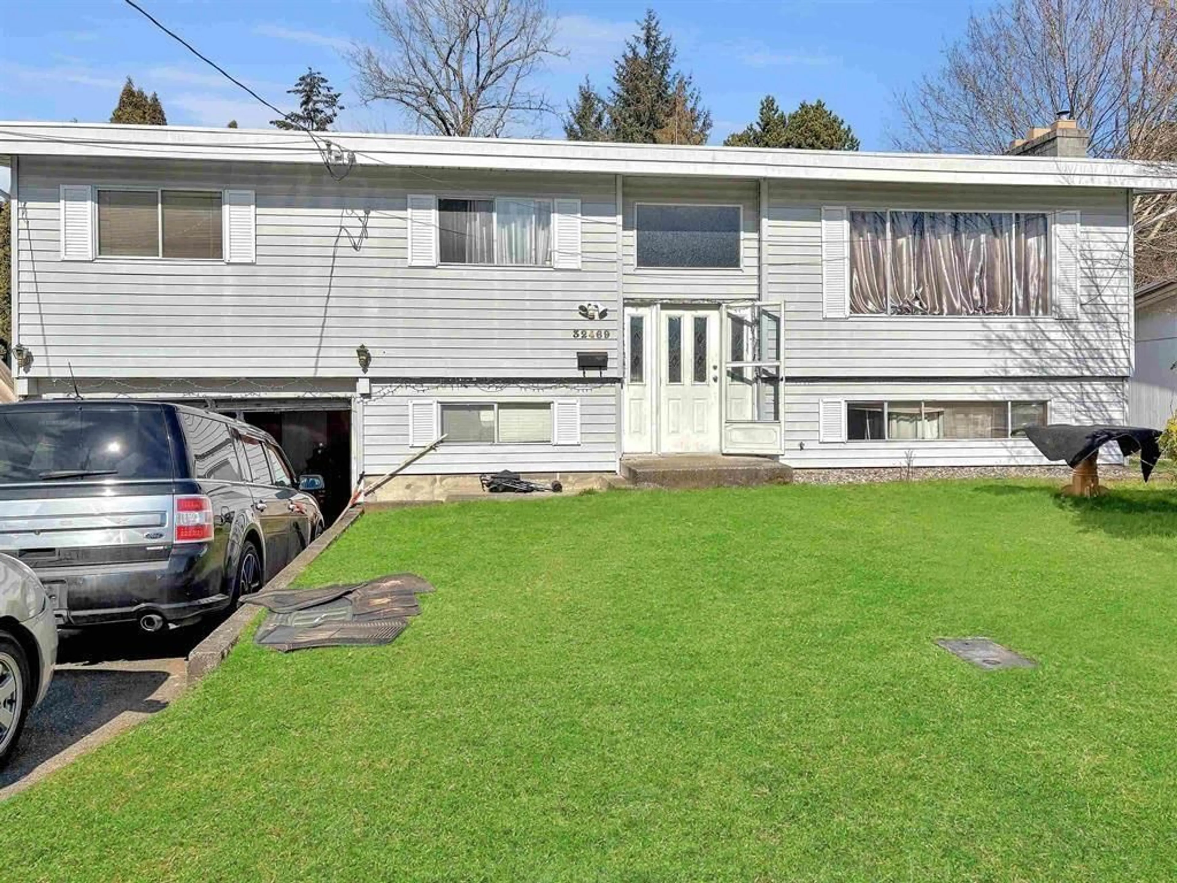 A pic from outside/outdoor area/front of a property/back of a property/a pic from drone, street for 32469 EMERALD, Abbotsford British Columbia V2T1B4