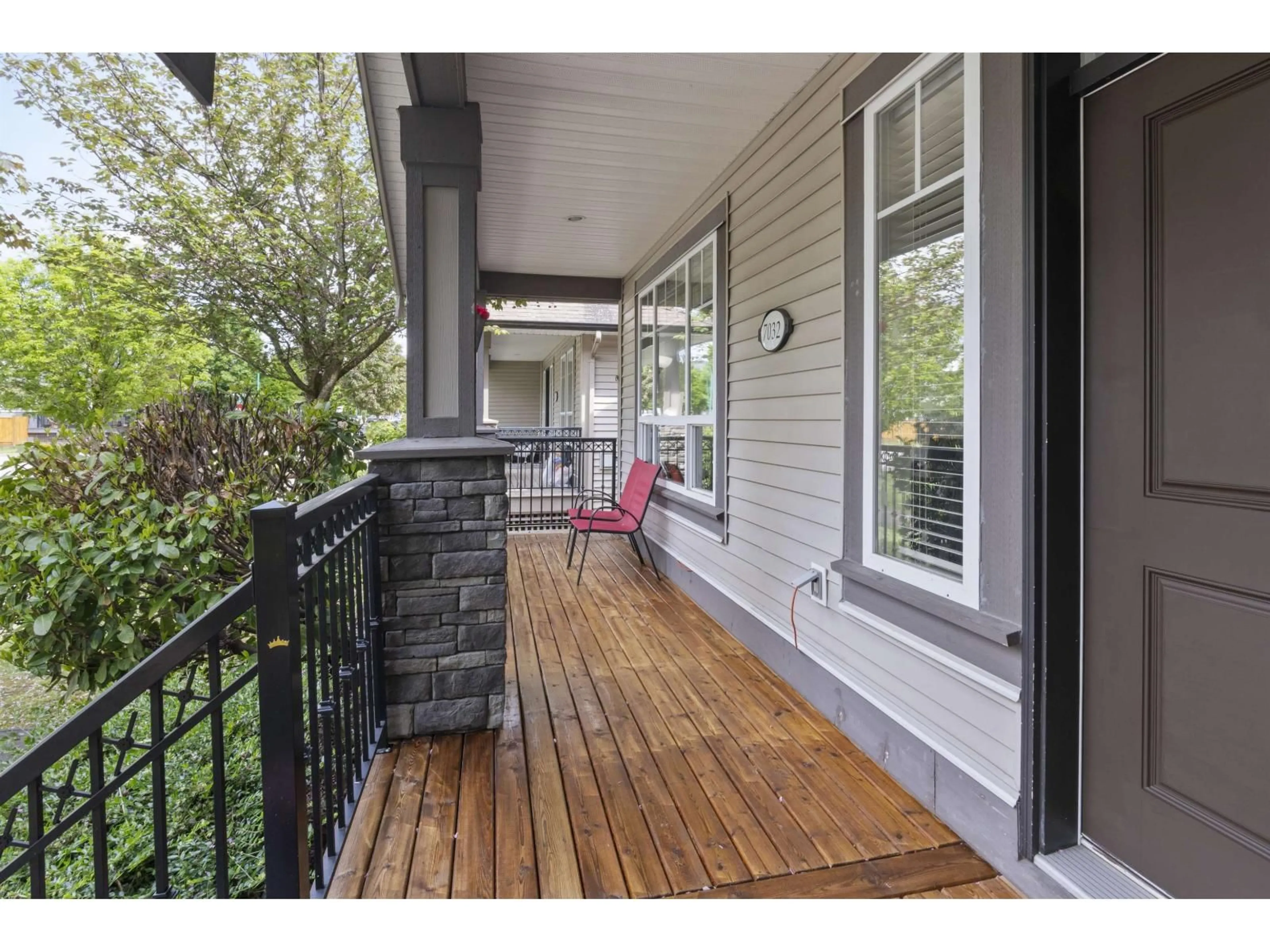 Patio, street for 7032 195A, Surrey British Columbia V4N5Z2