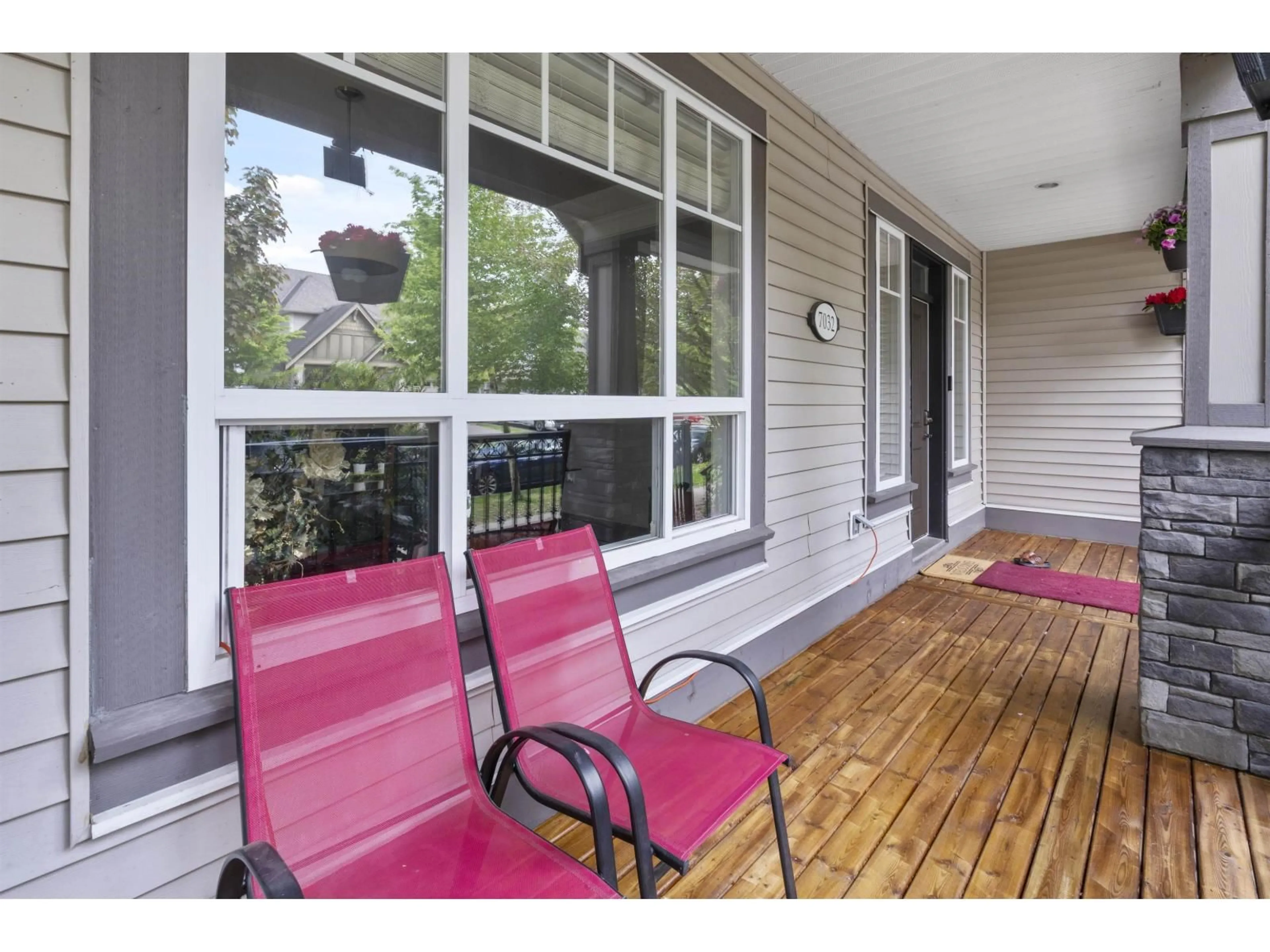 Patio, street for 7032 195A, Surrey British Columbia V4N5Z2