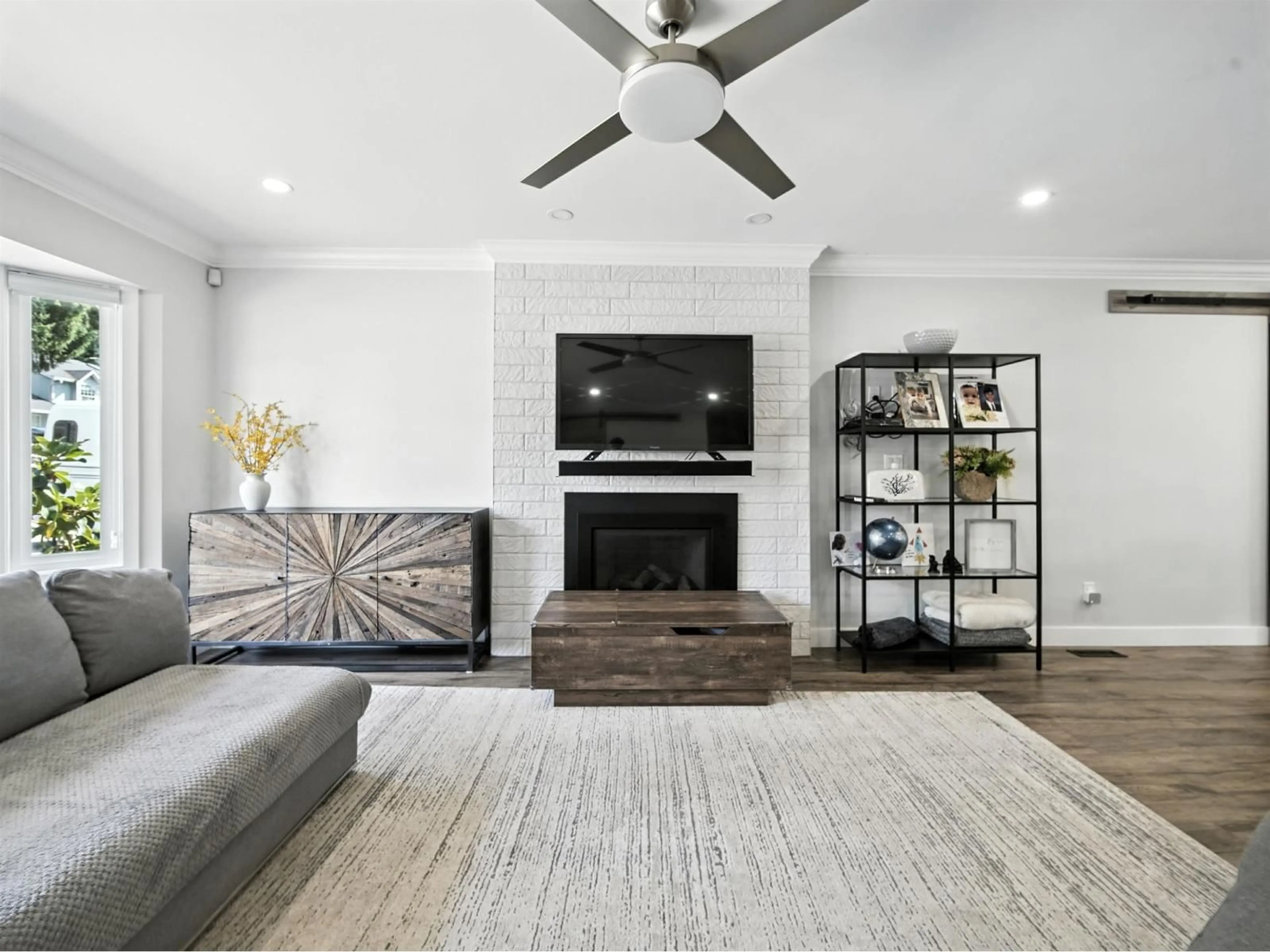 Living room with furniture, unknown for 14308 68A, Surrey British Columbia V3W8W4