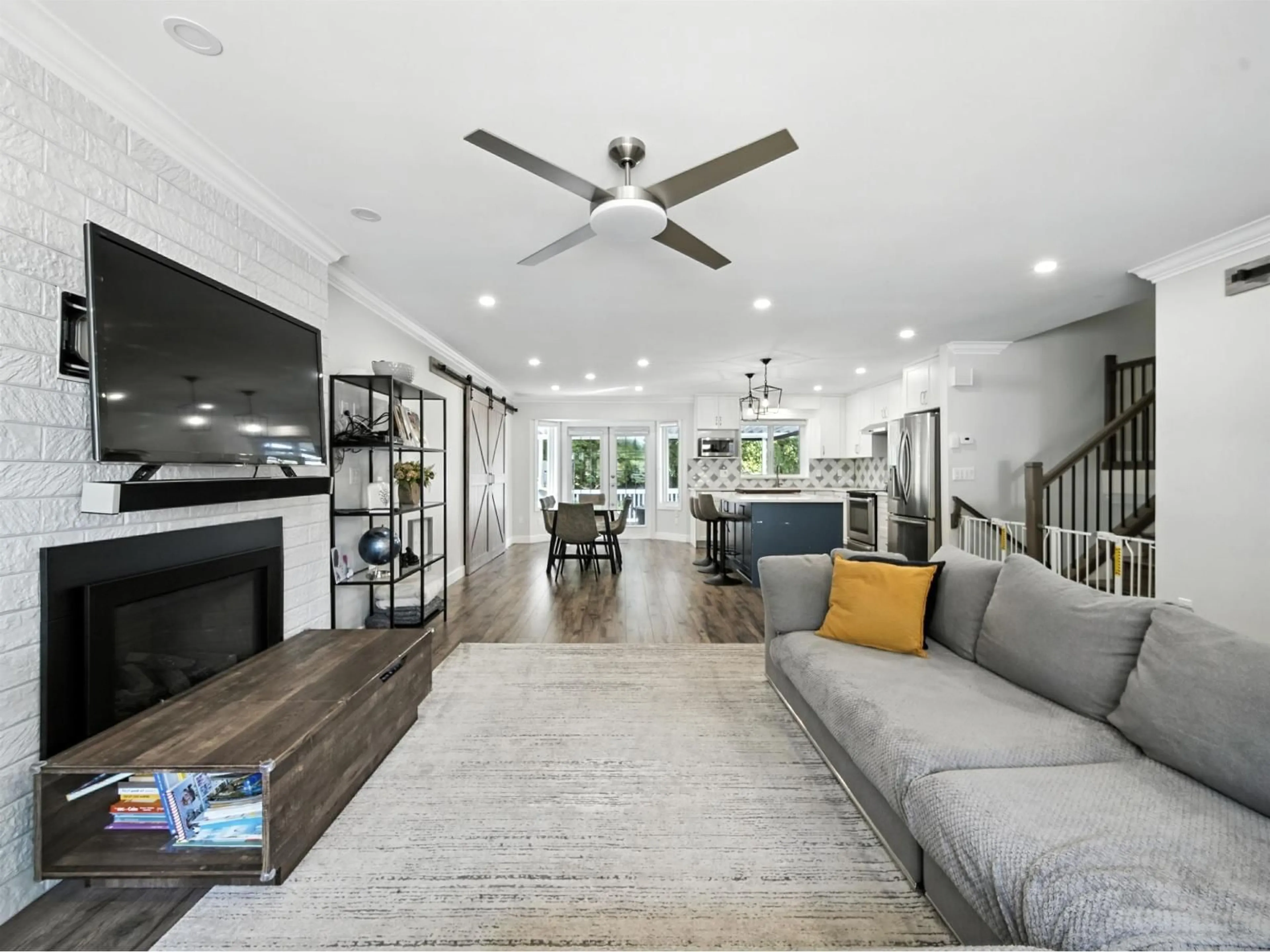 Living room with furniture, unknown for 14308 68A, Surrey British Columbia V3W8W4