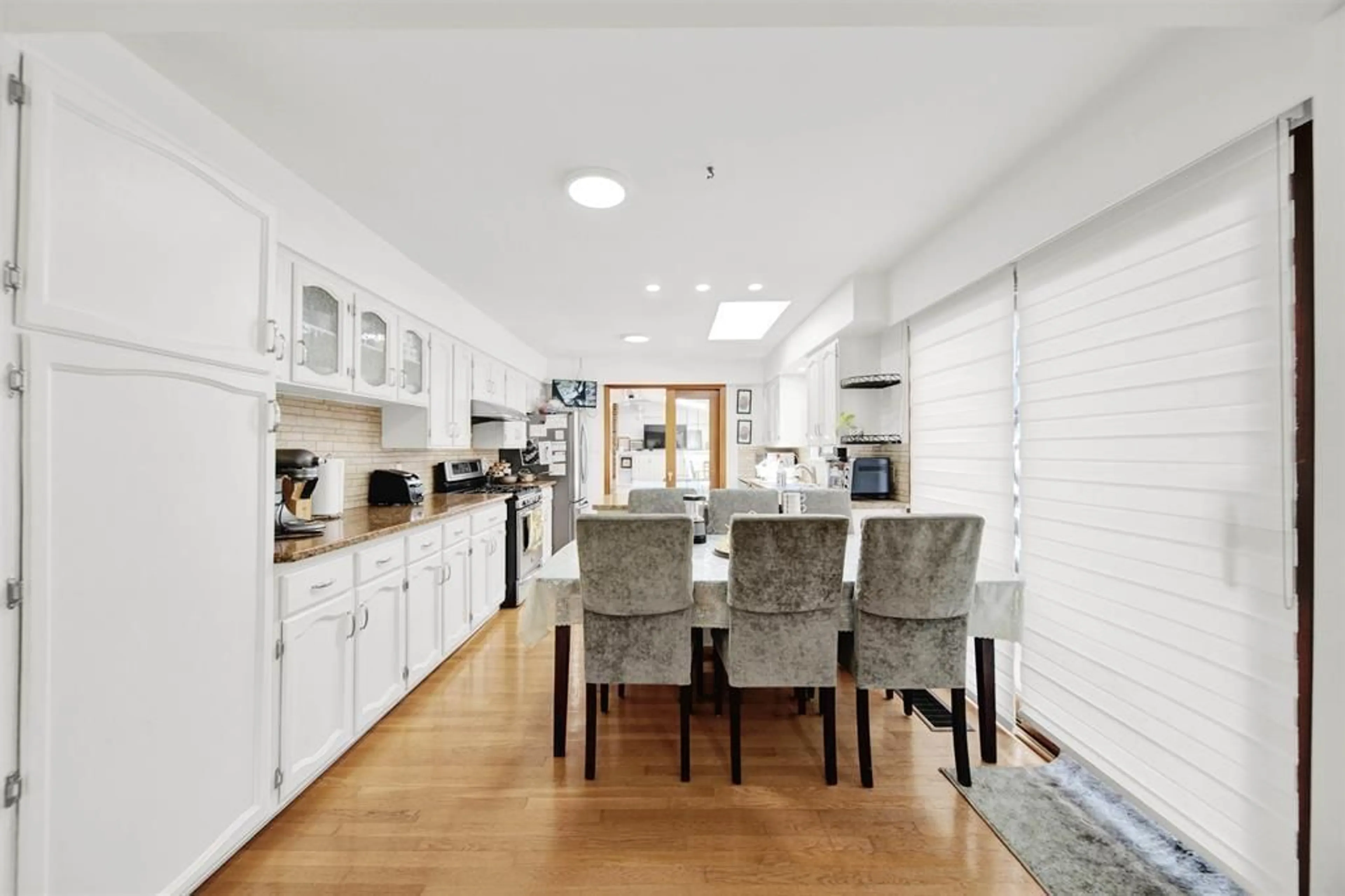 Open concept kitchen, ceramic/tile floor for 16951 94A, Surrey British Columbia V4N6H2