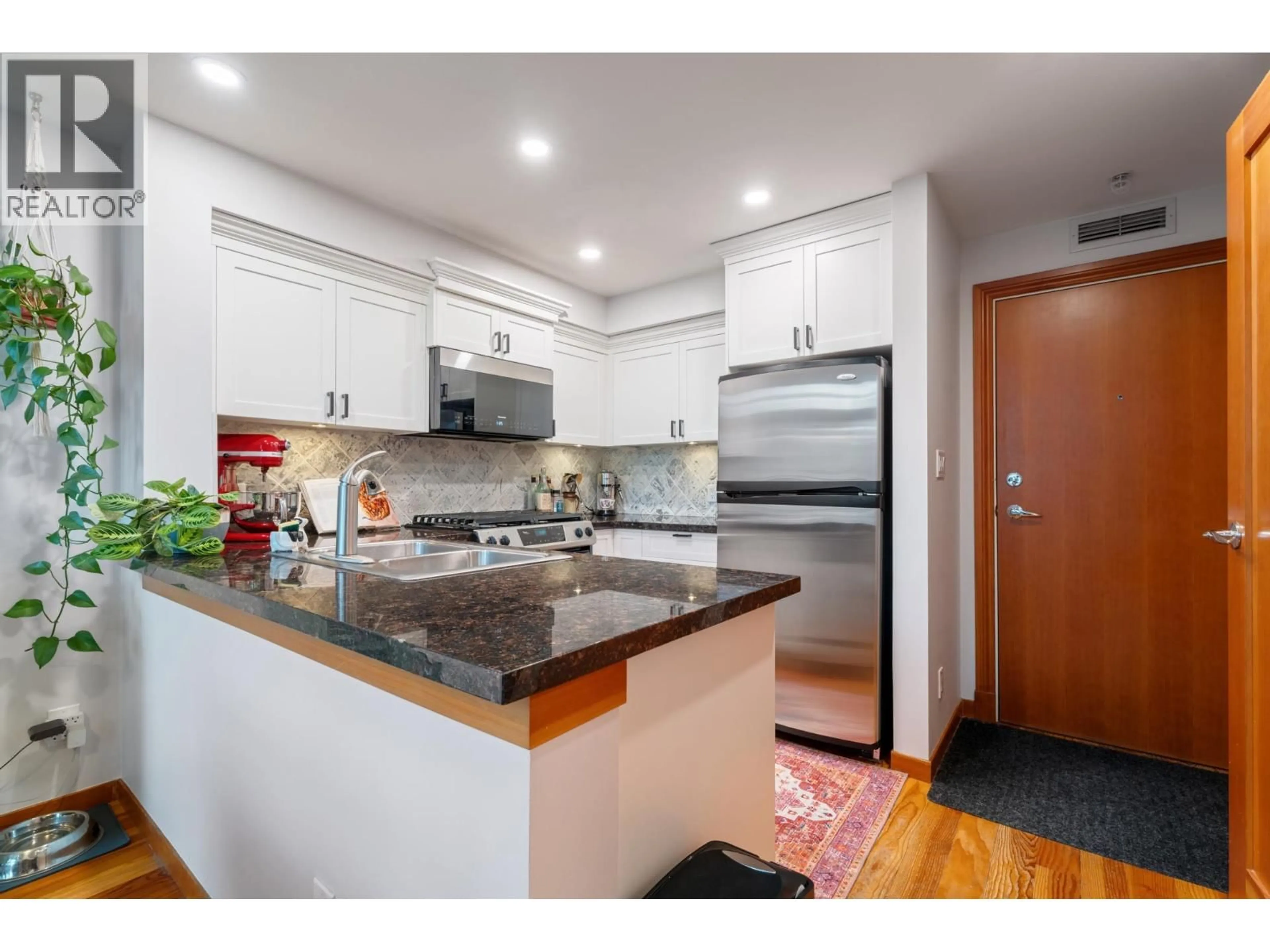 Open concept kitchen, unknown for 325 - 10 RENAISSANCE SQUARE, New Westminster British Columbia V3M7B1