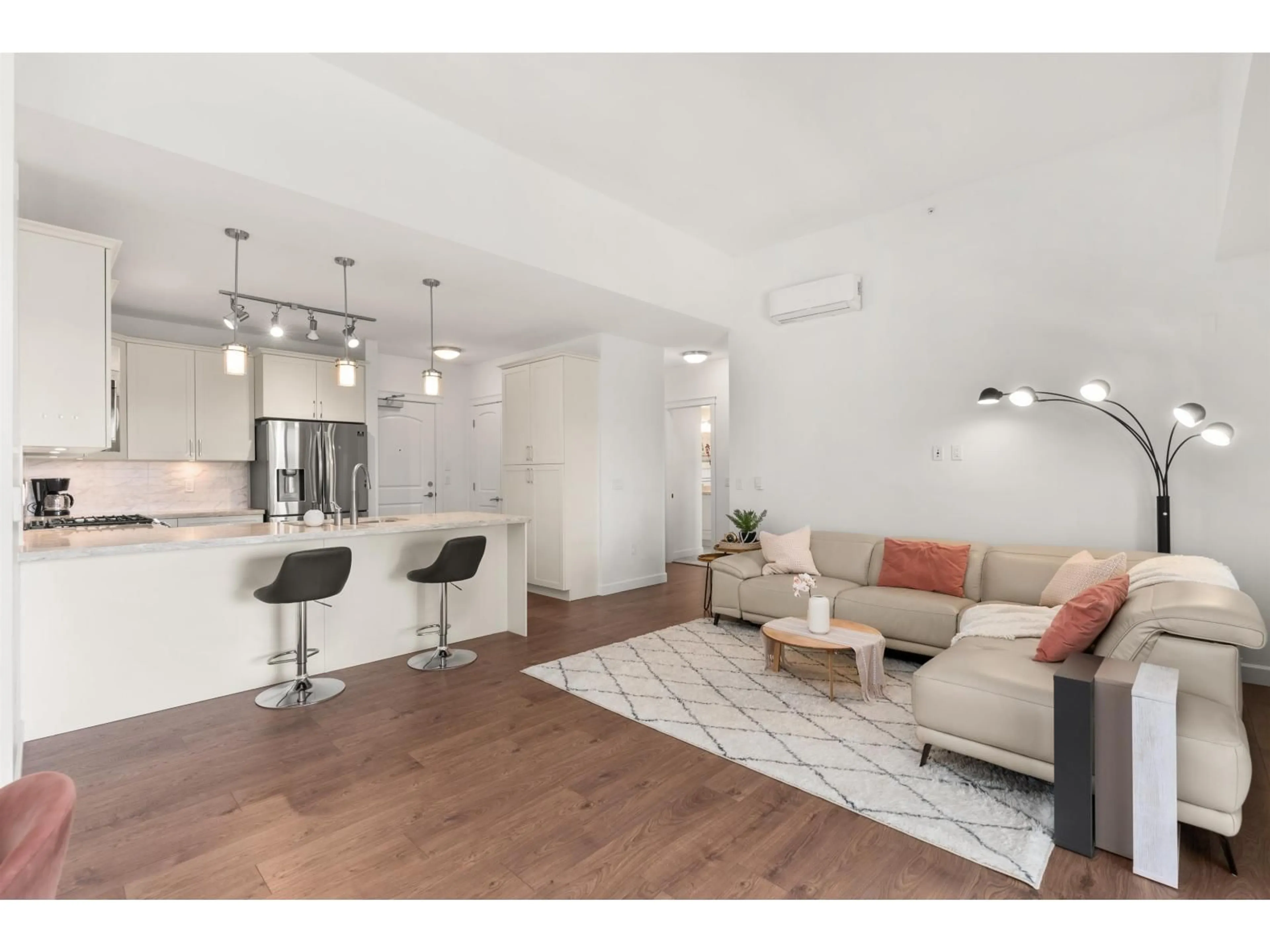 Living room with furniture, unknown for 507 - 3585 146A, Surrey British Columbia V4P0G9