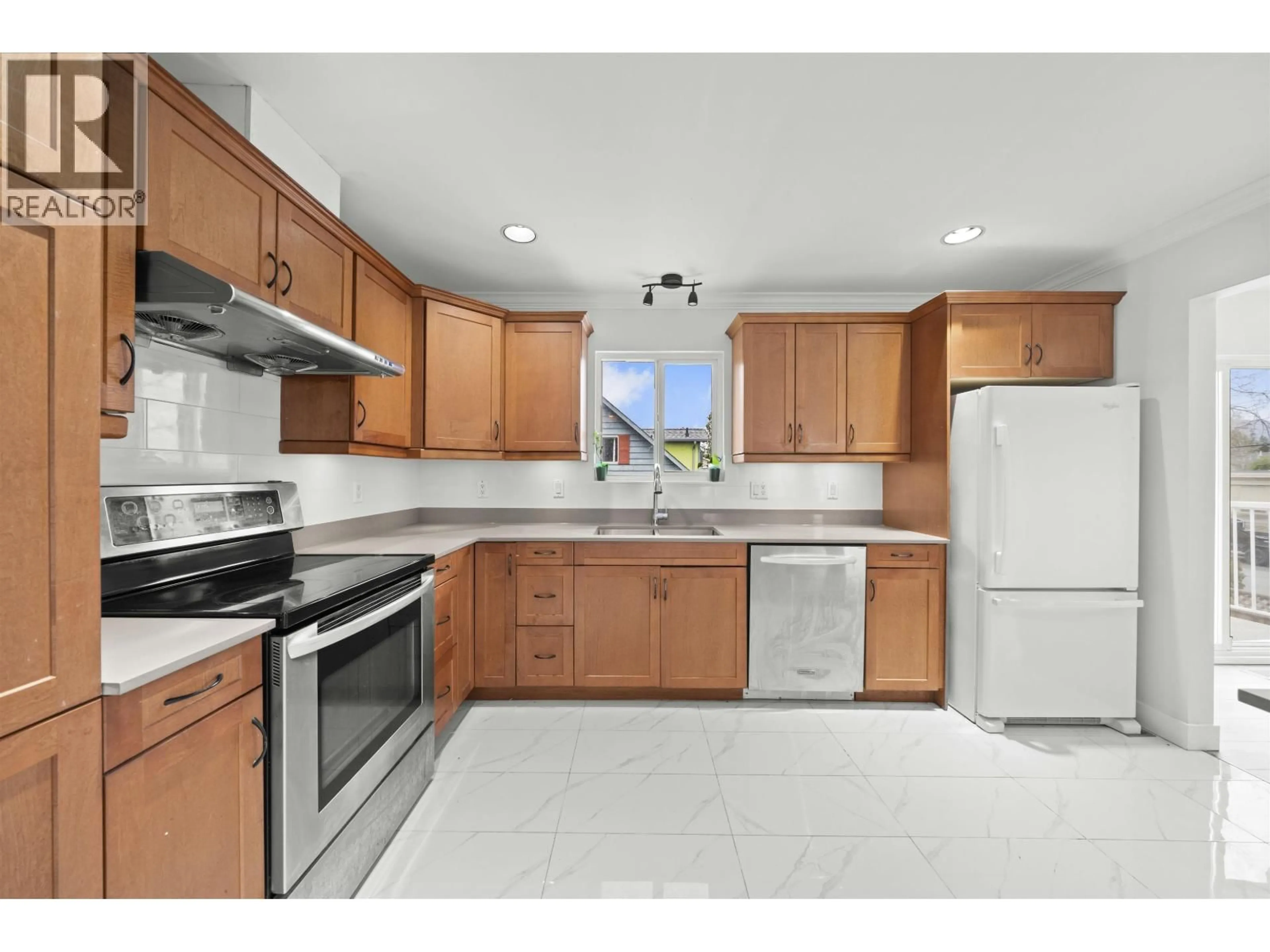 Standard kitchen, ceramic/tile floor for 23095 117 AVENUE, Maple Ridge British Columbia V2X2K3