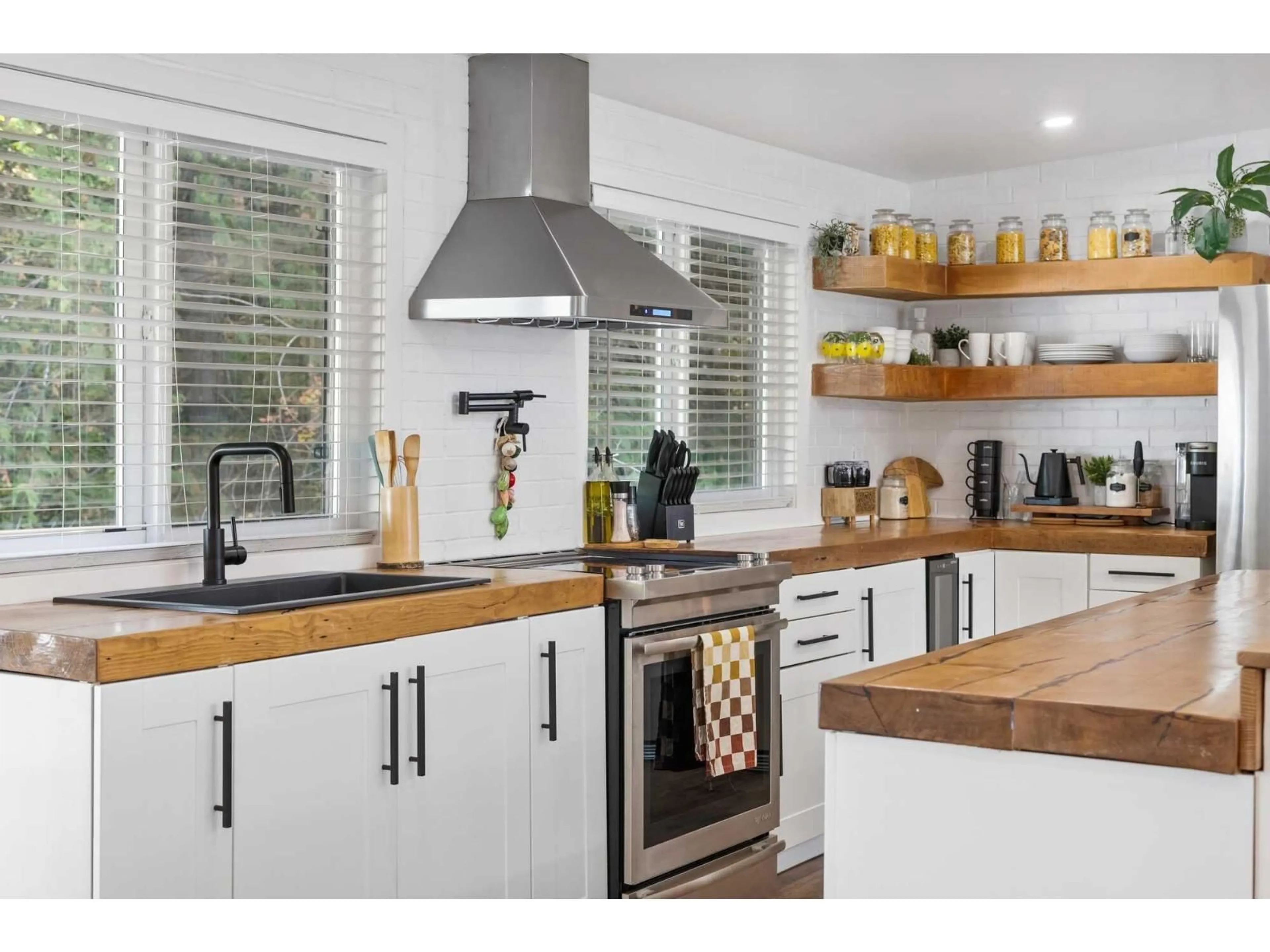 Open concept kitchen, wood/laminate floor for 66686 KAWKAWA LAKE ROAD, Hope British Columbia V0X1L1