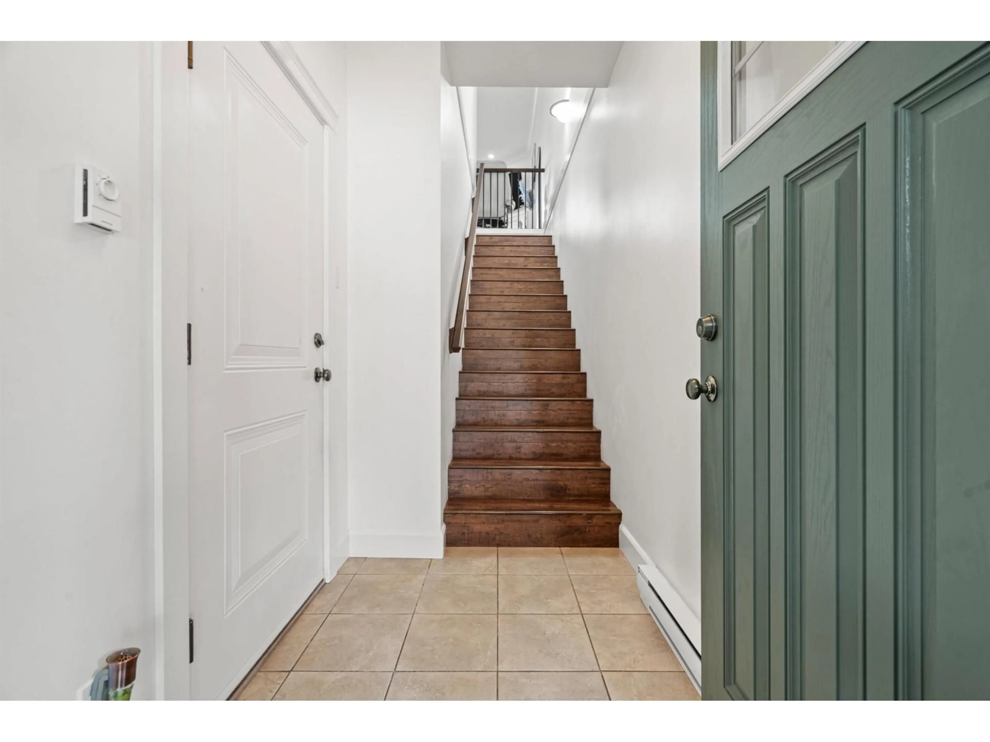 Indoor foyer for 20 - 45290 SOOWAHLIE CRESCENT, Chilliwack British Columbia V2R0S6