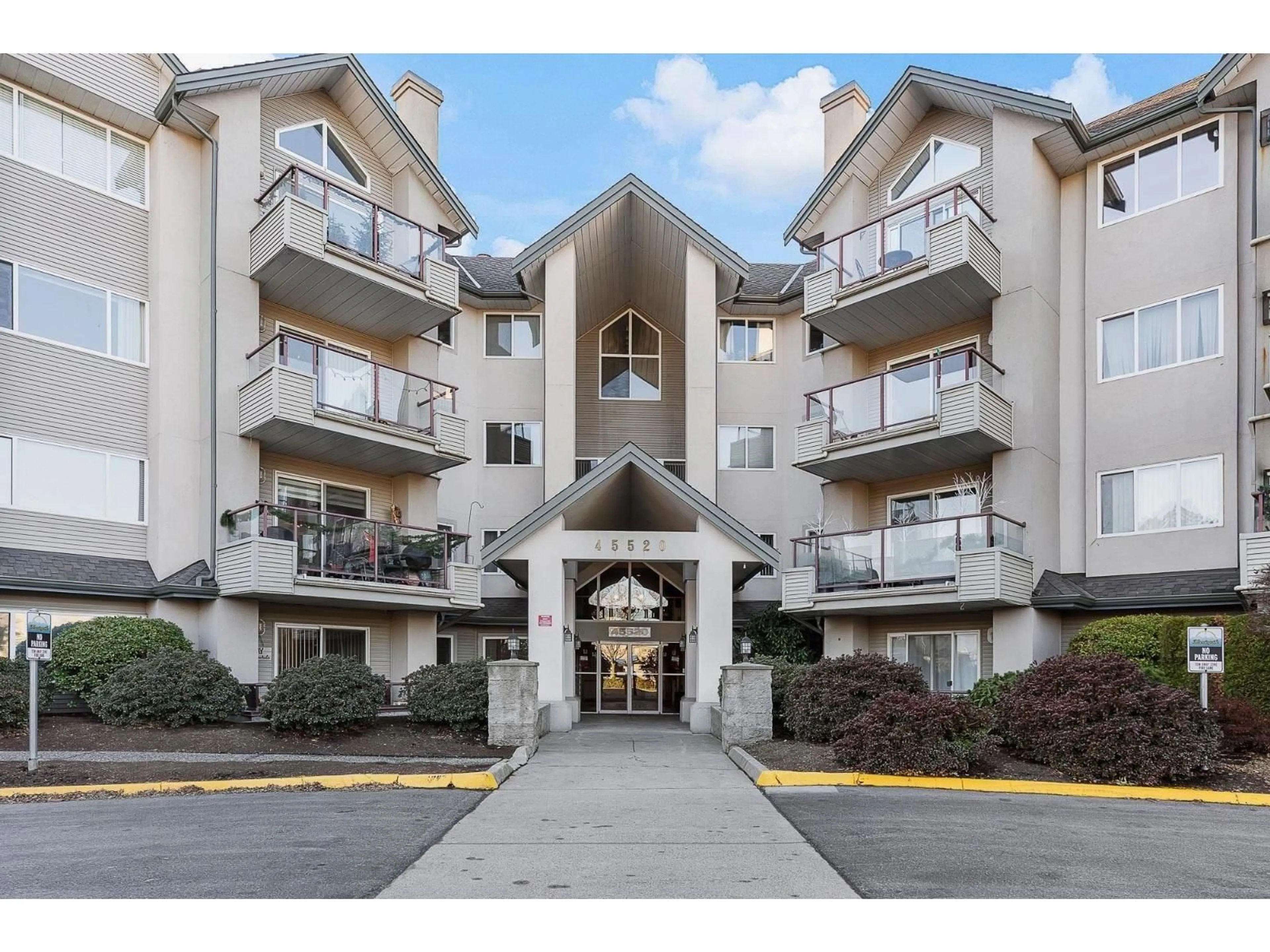 Indoor foyer for 307 - 45520 KNIGHT ROAD, Chilliwack British Columbia V2R3Z2