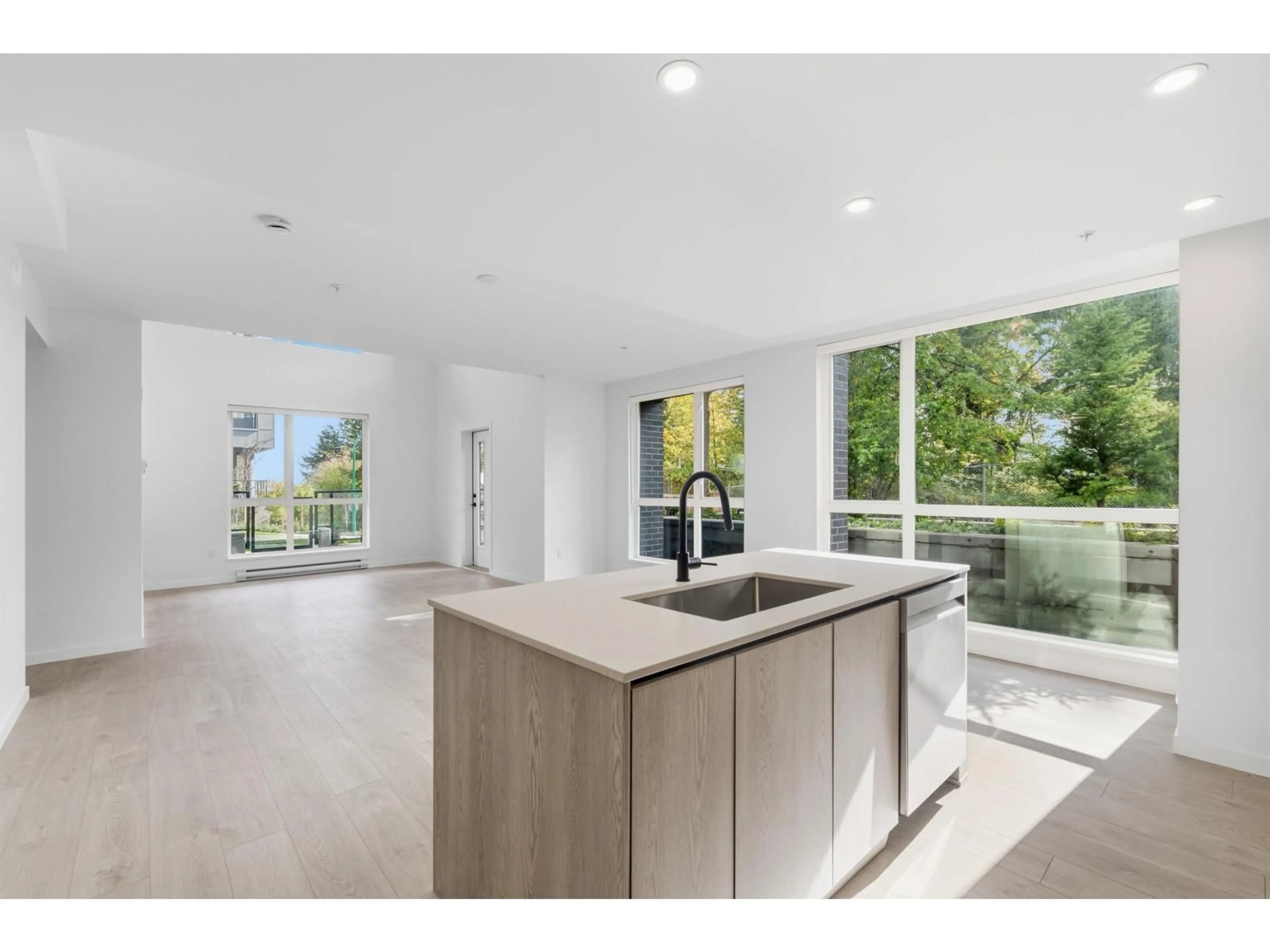Open concept kitchen, ceramic/tile floor for 517 - 19577 65B, Surrey British Columbia V4N6Y3