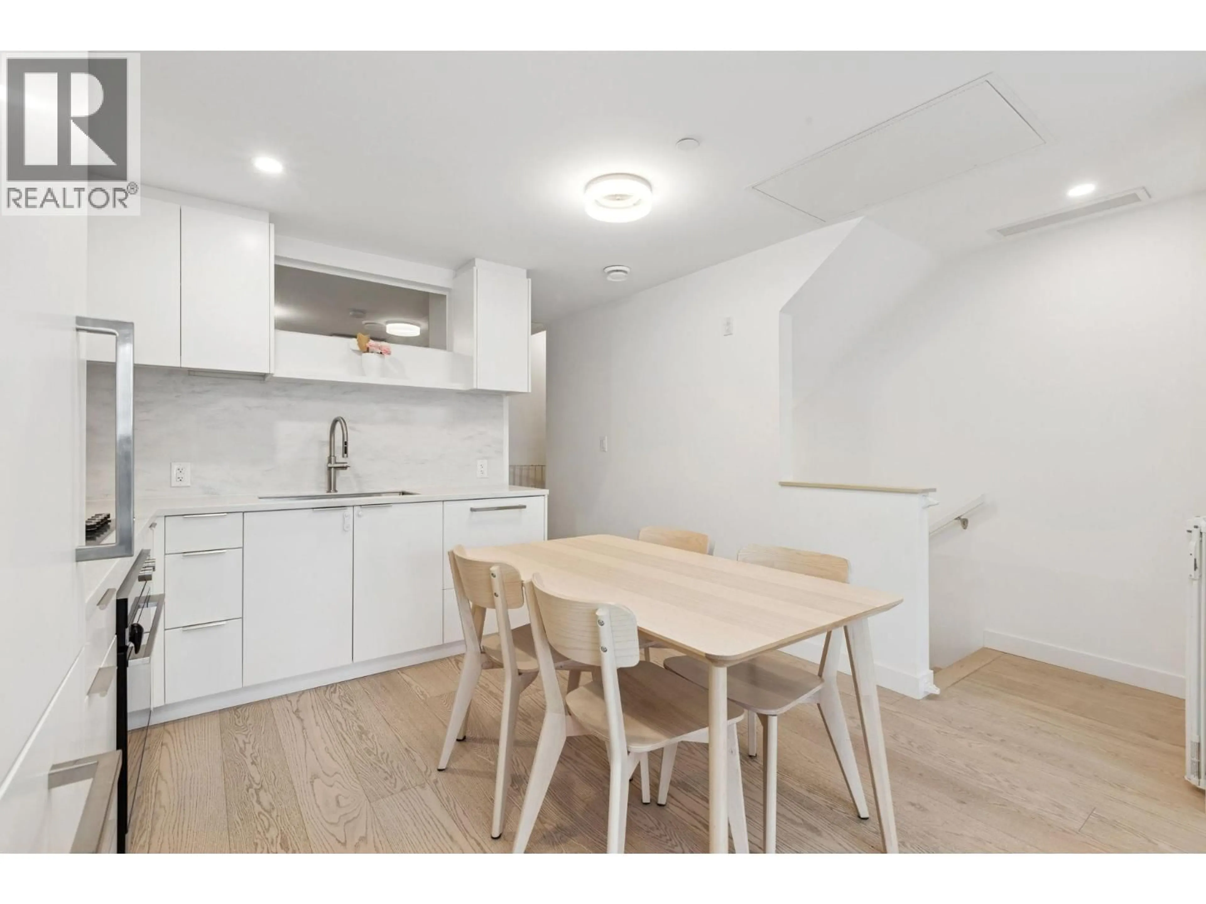 Standard kitchen, unknown for 112 - 650 2ND STREET, North Vancouver British Columbia V7L1E3