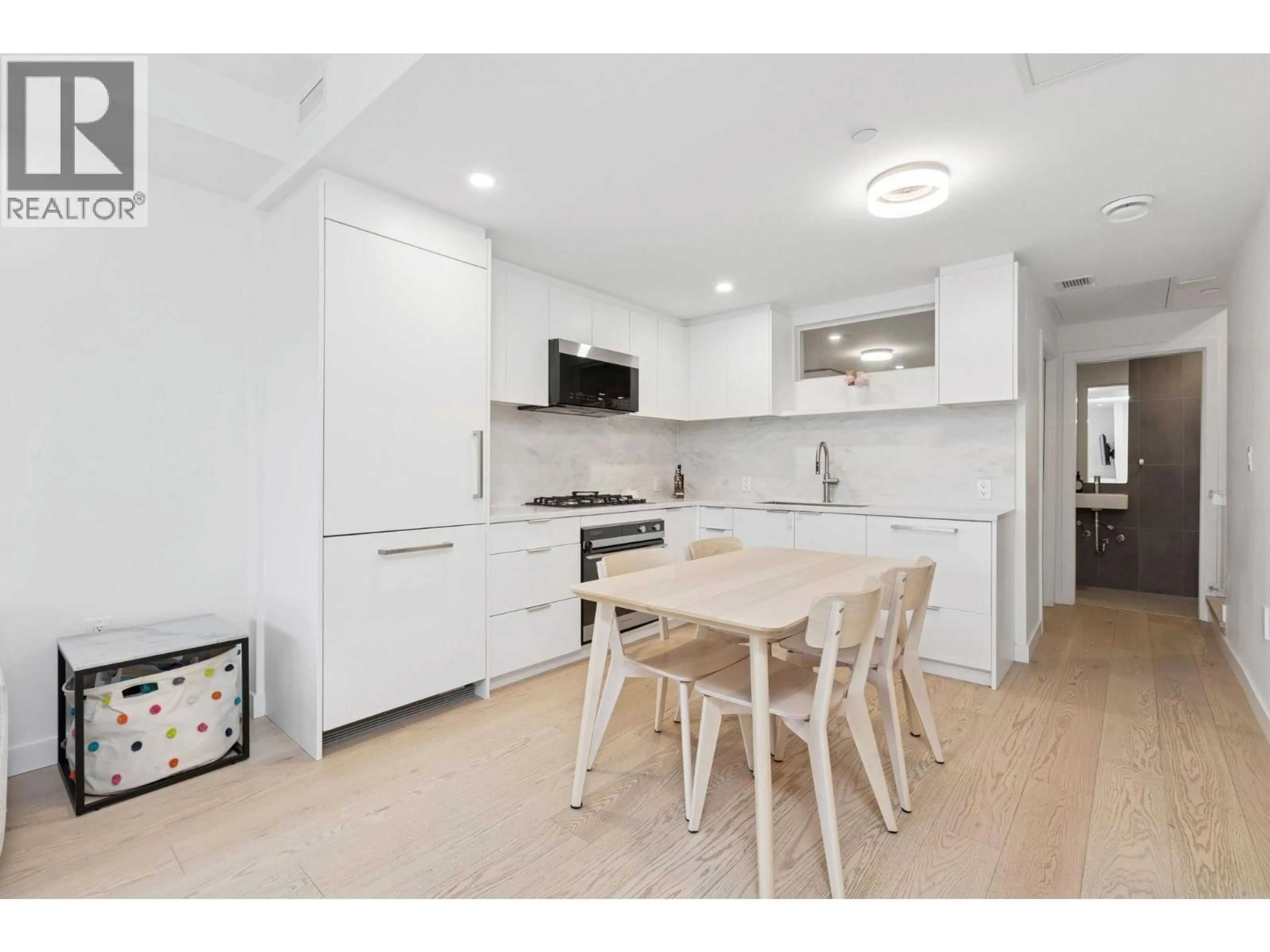 Open concept kitchen, unknown for 112 - 650 2ND STREET, North Vancouver British Columbia V7L1E3