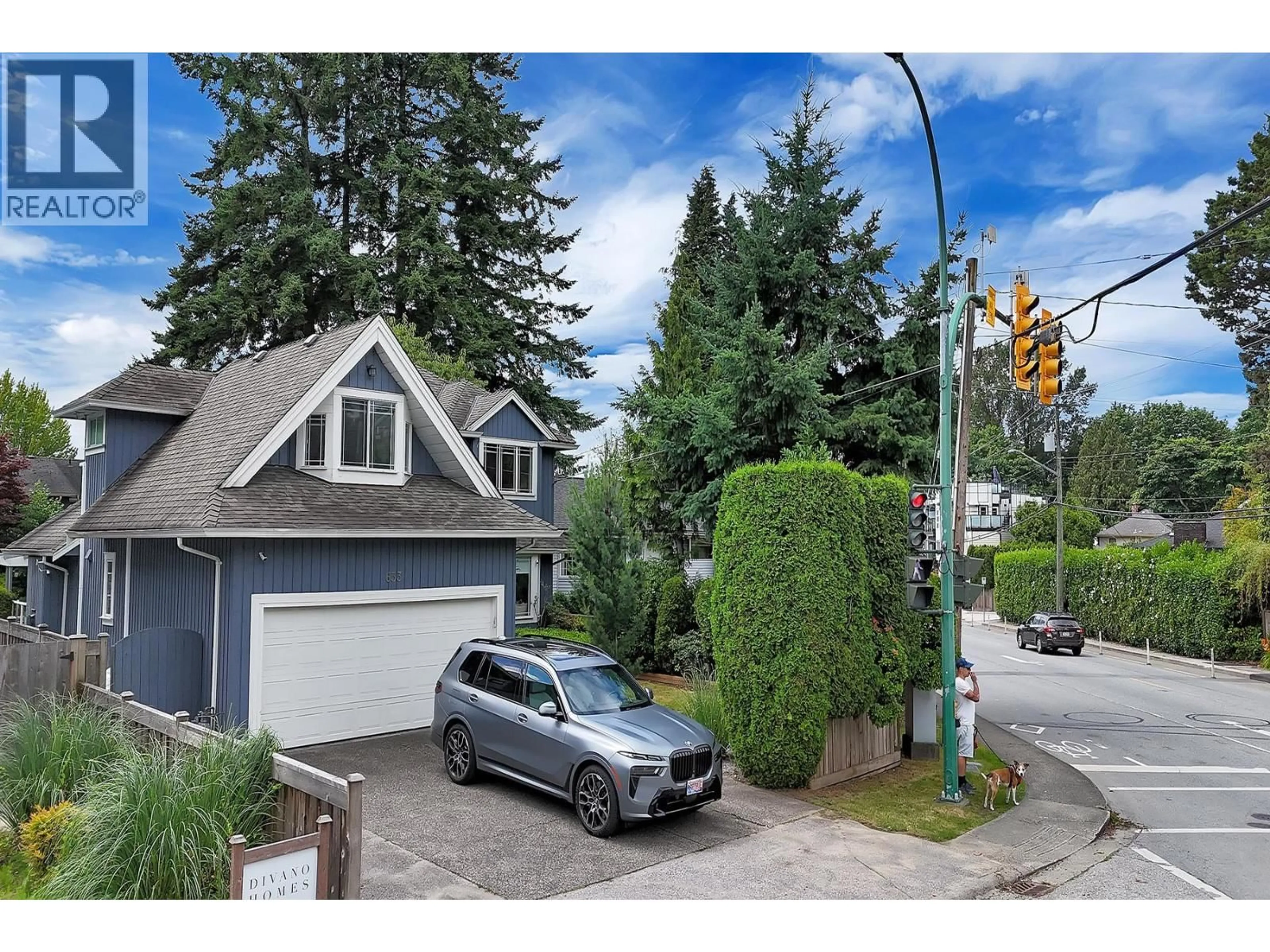 A pic from outside/outdoor area/front of a property/back of a property/a pic from drone, street for 633 FIR STREET, North Vancouver British Columbia V7M1W3