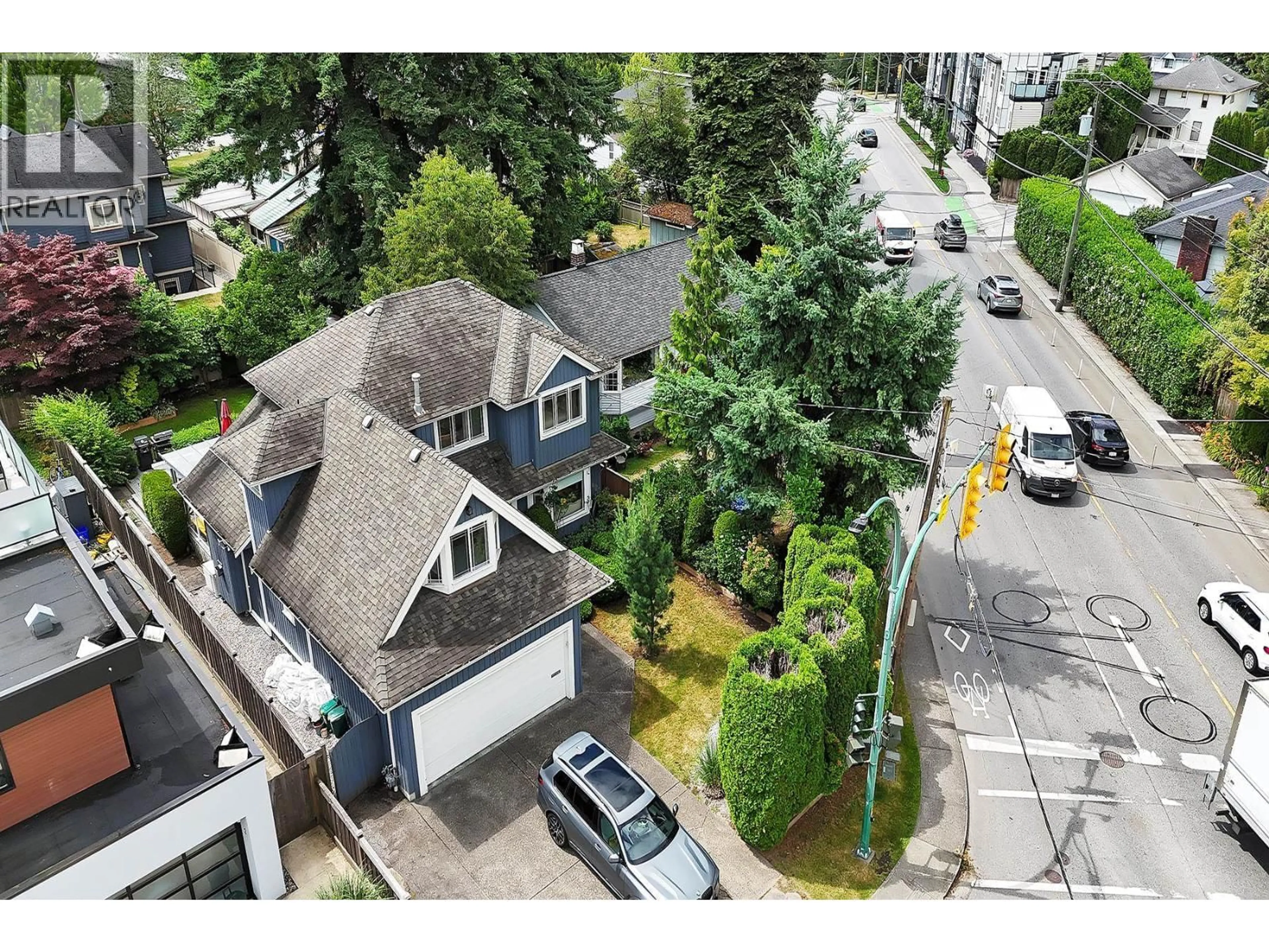 A pic from outside/outdoor area/front of a property/back of a property/a pic from drone, street for 633 FIR STREET, North Vancouver British Columbia V7M1W3