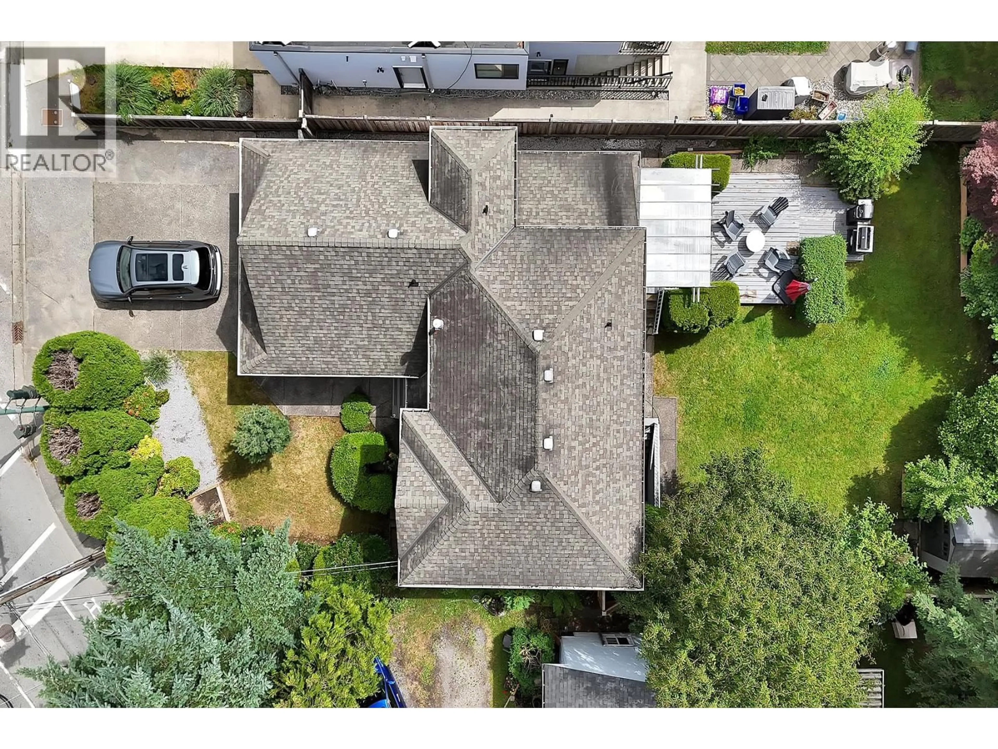 A pic from outside/outdoor area/front of a property/back of a property/a pic from drone, street for 633 FIR STREET, North Vancouver British Columbia V7M1W3