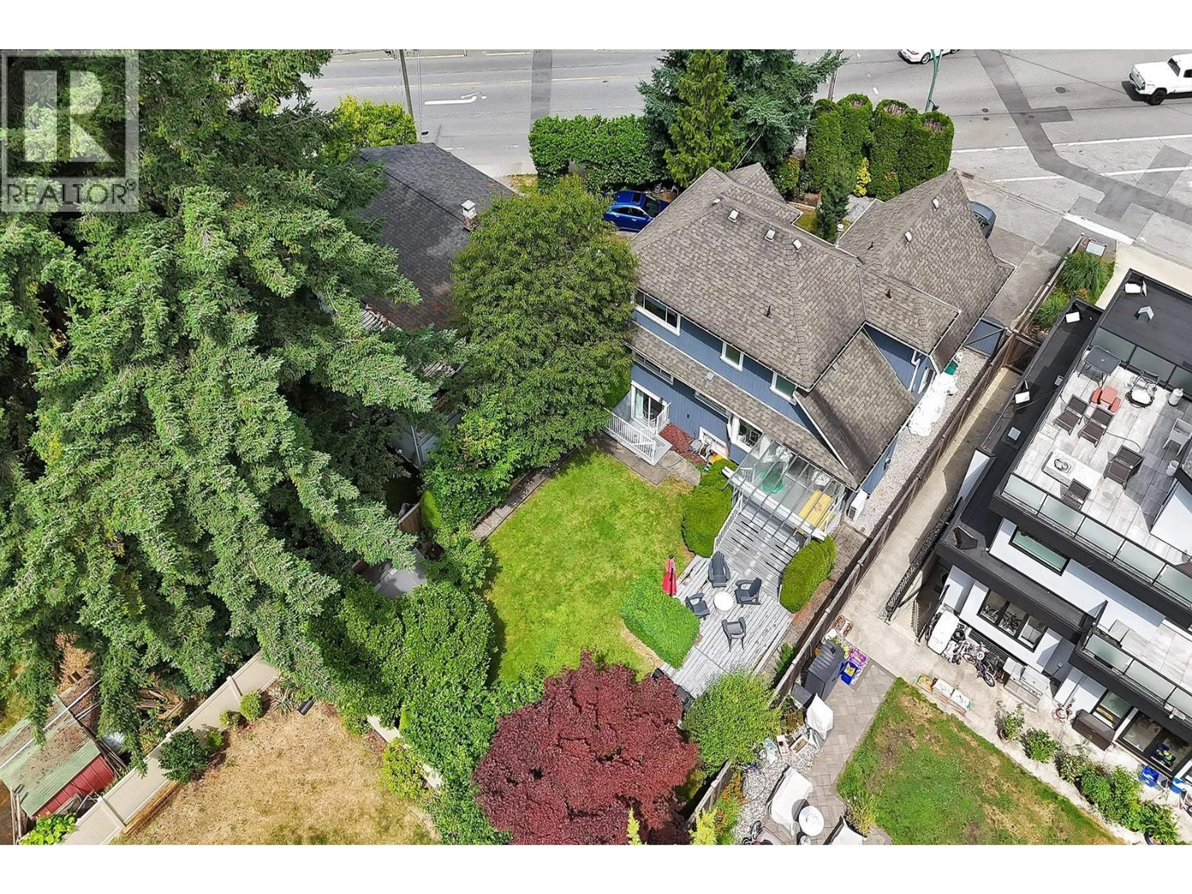 A pic from outside/outdoor area/front of a property/back of a property/a pic from drone, street for 633 FIR STREET, North Vancouver British Columbia V7M1W3