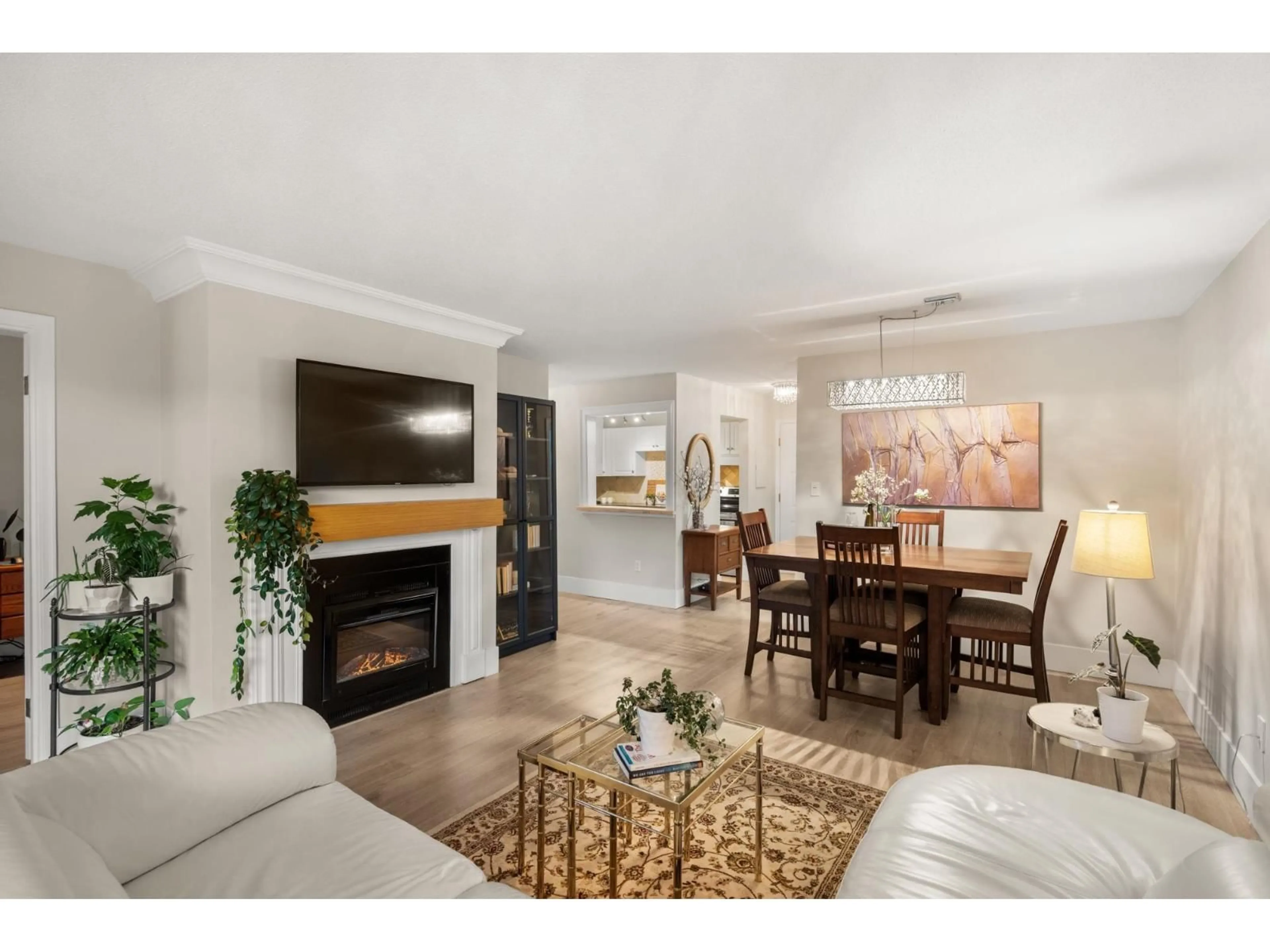 Living room with furniture, wood/laminate floor for 105 - 1354 WINTER, White Rock British Columbia V4B3Y1