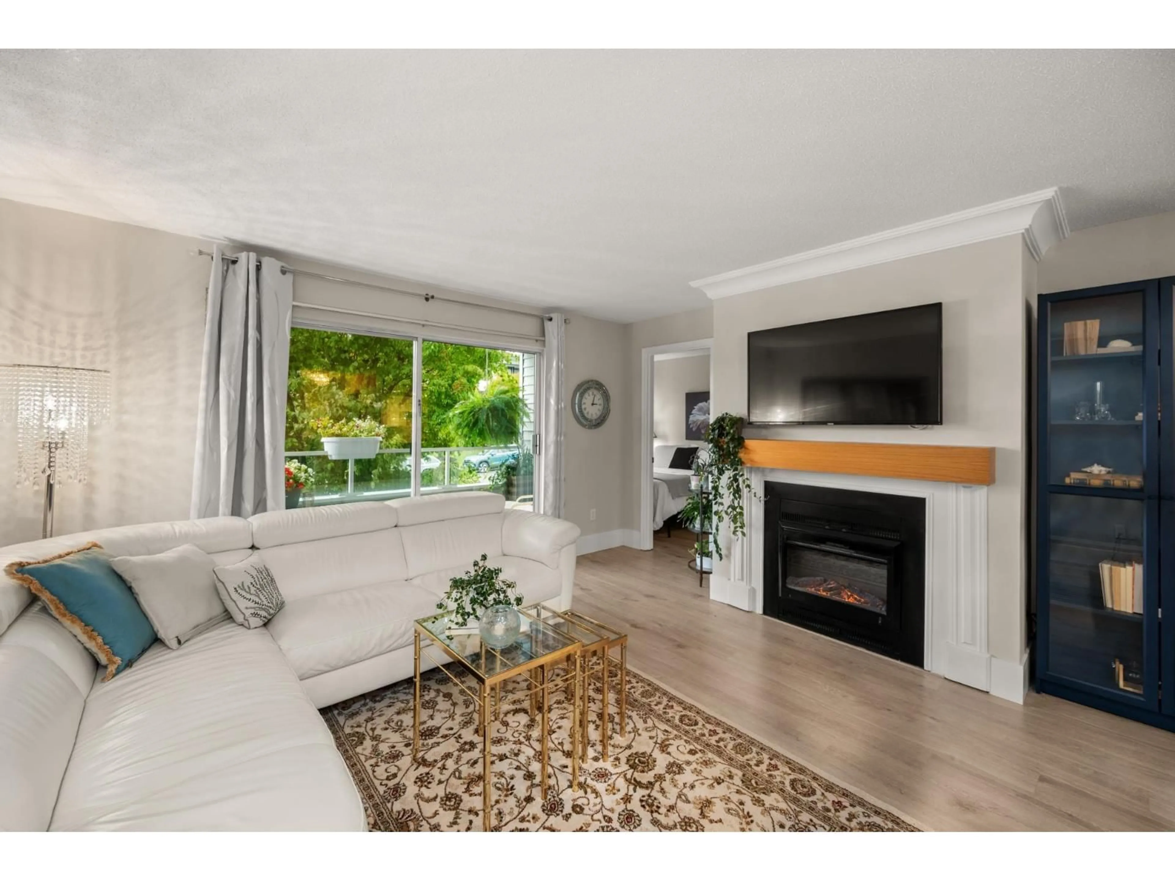 Living room with furniture, wood/laminate floor for 105 - 1354 WINTER, White Rock British Columbia V4B3Y1