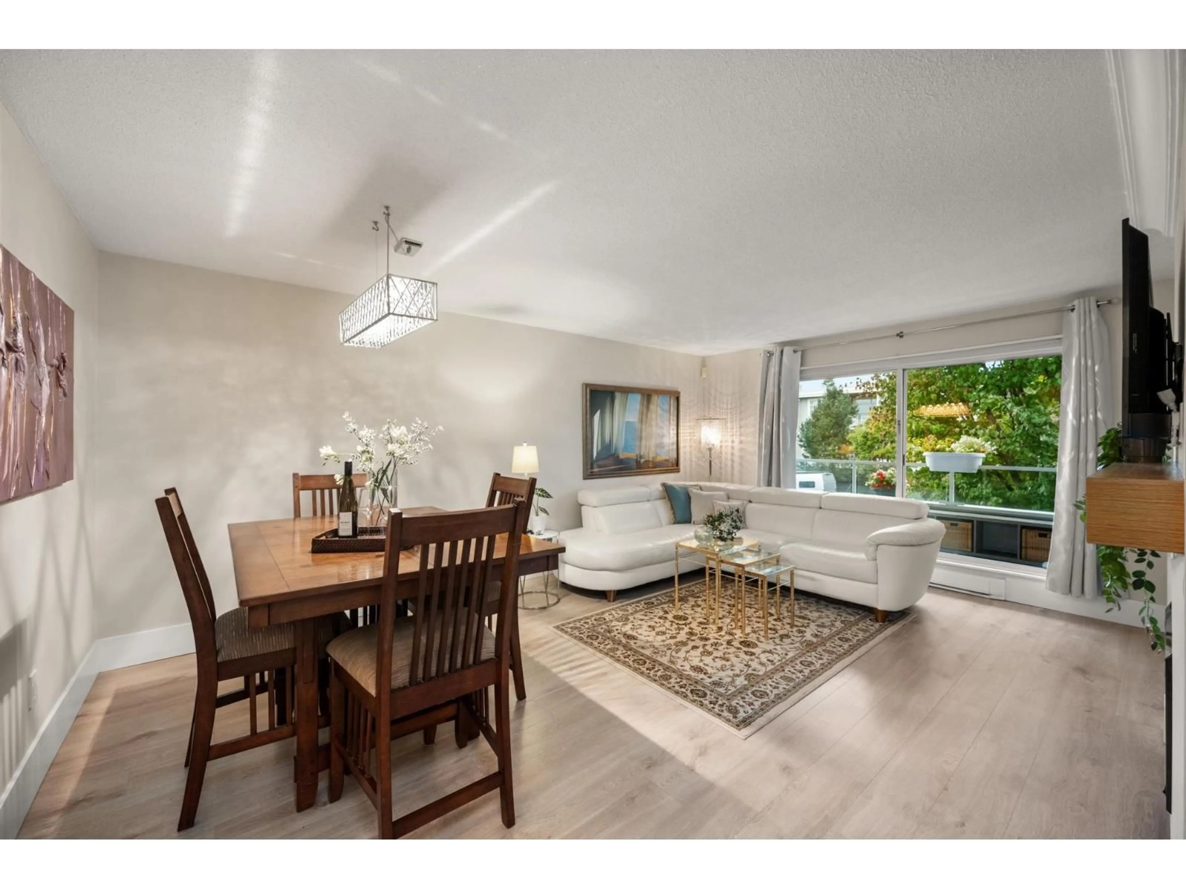 Living room with furniture, wood/laminate floor for 105 - 1354 WINTER, White Rock British Columbia V4B3Y1