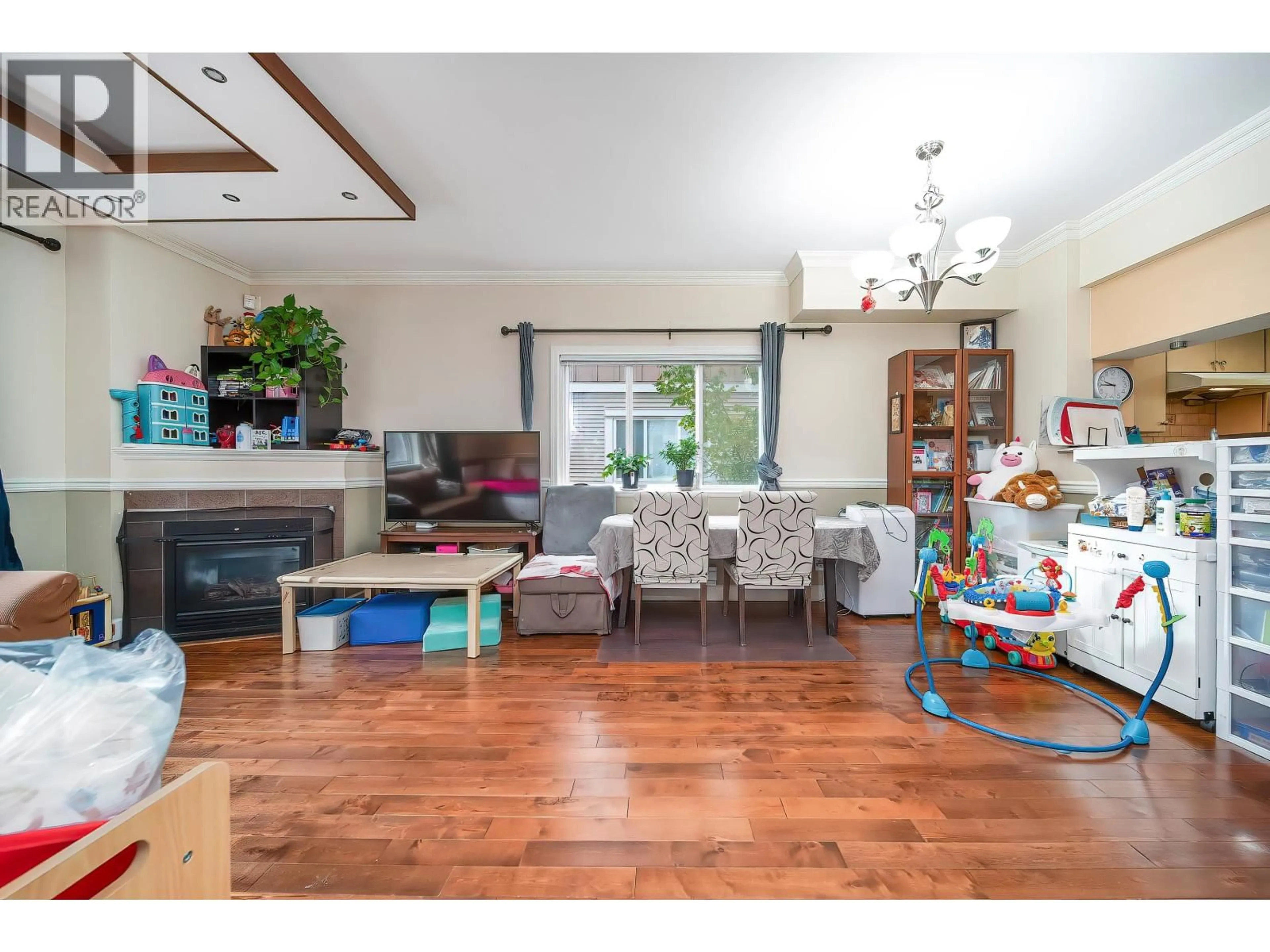 Living room with furniture, wood/laminate floor for 15 - 9288 KEEFER AVENUE, Richmond British Columbia V6Y4K9