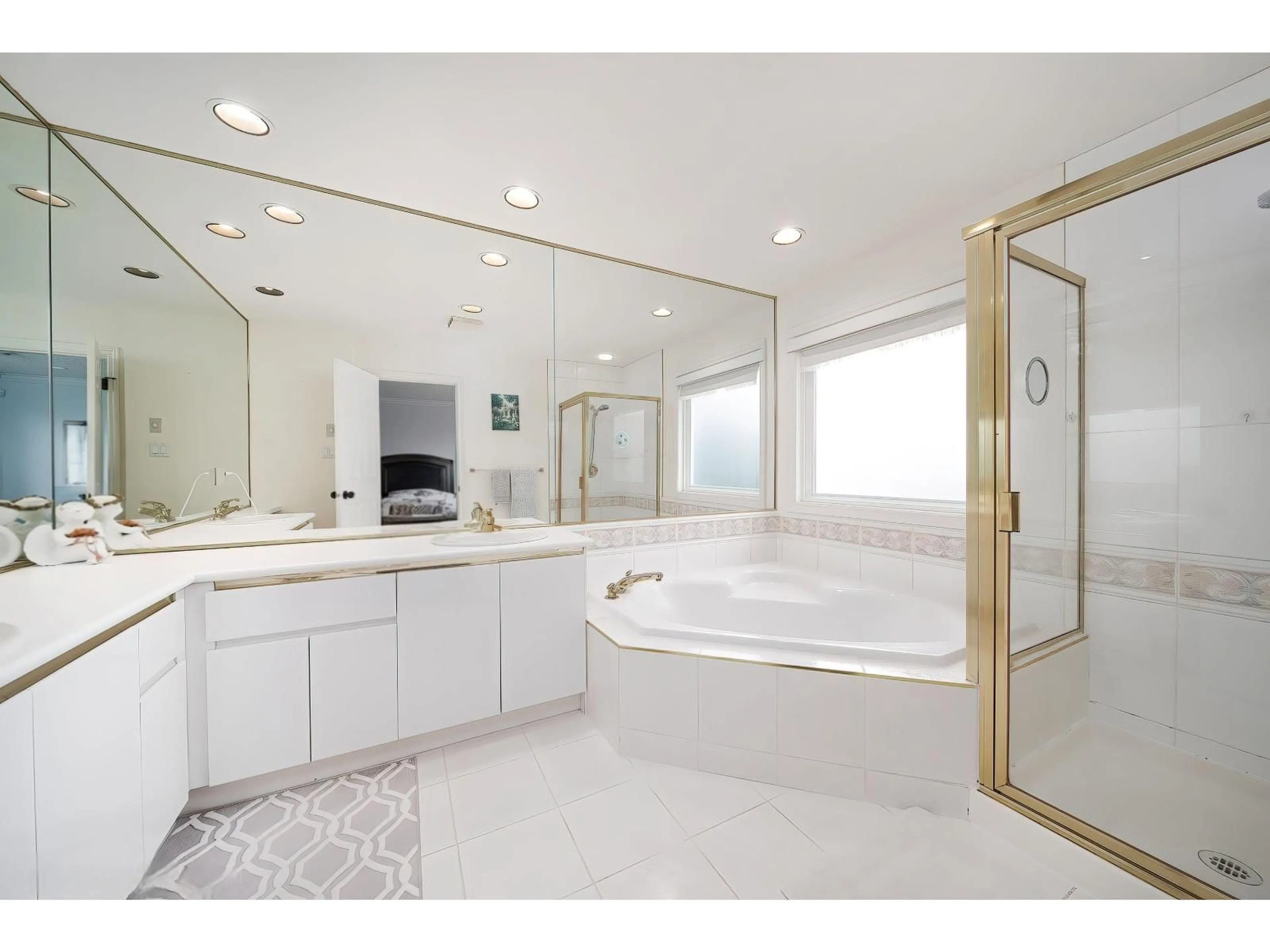 Contemporary bathroom, ceramic/tile floor for 2250 134, Surrey British Columbia V4A9T9
