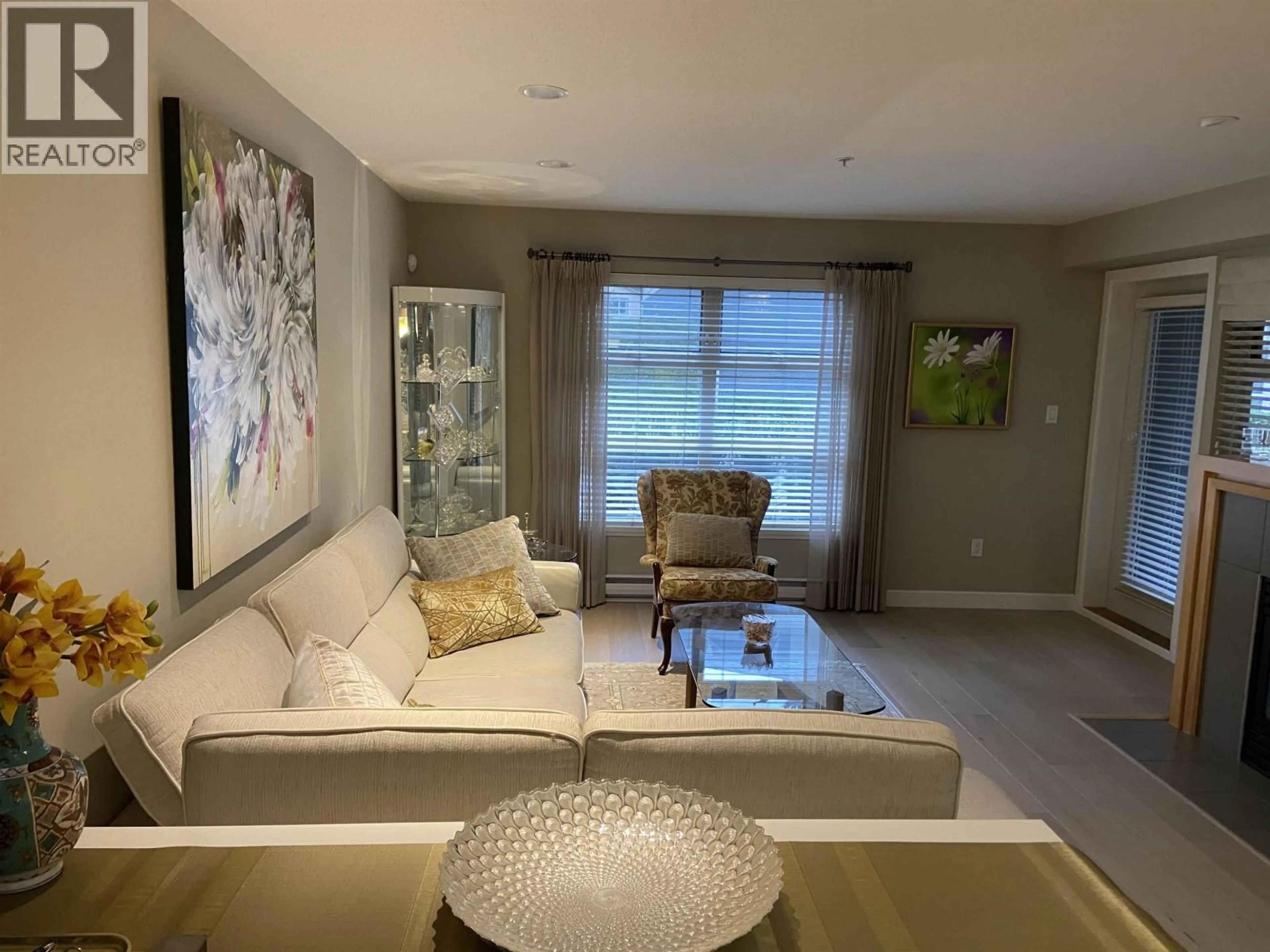 Living room with furniture, unknown for 104 - 3750 EDGEMONT BOULEVARD, North Vancouver British Columbia V7R2P8