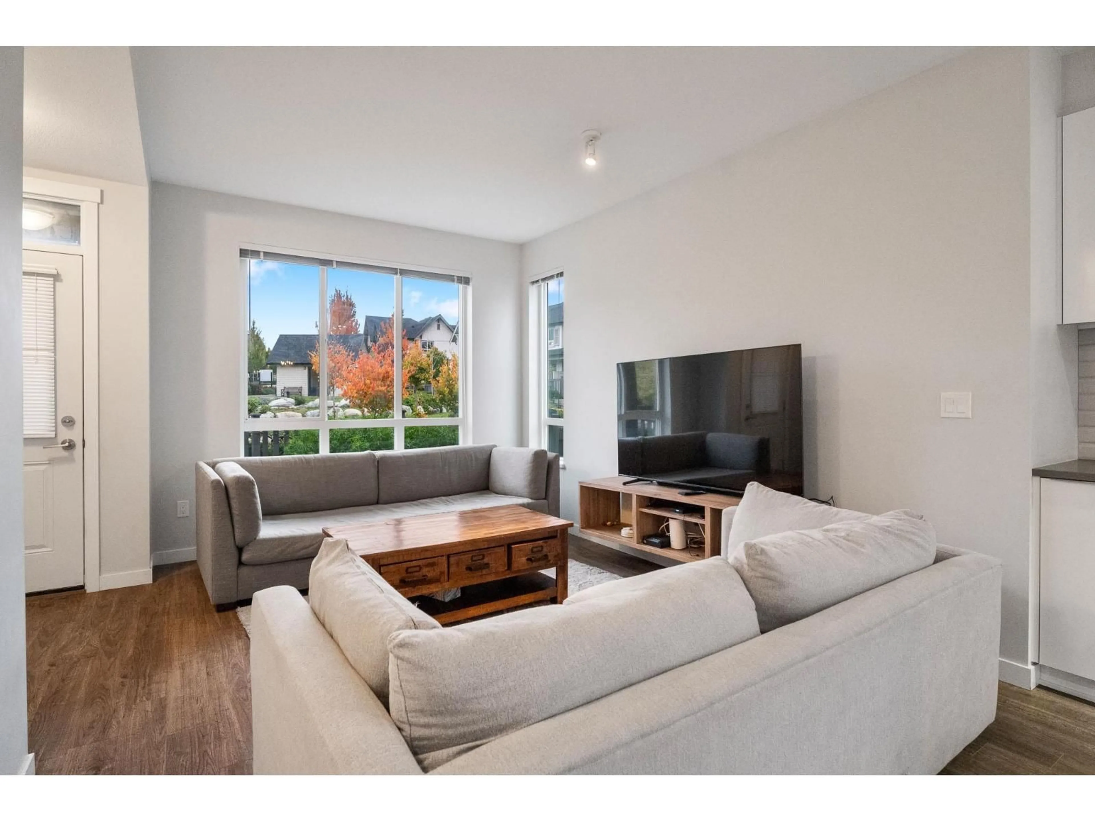 Living room with furniture, wood/laminate floor for 97 - 30930 WESTRIDGE, Abbotsford British Columbia V2T0H6