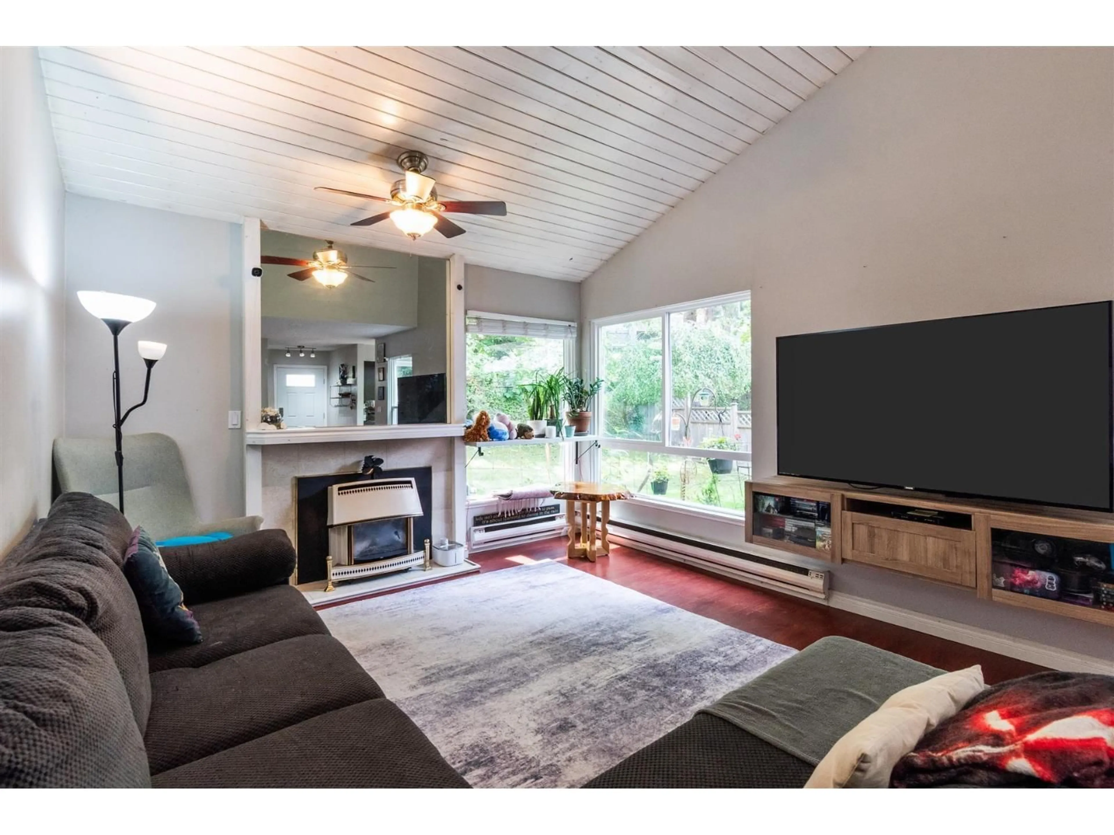 Living room with furniture, wood/laminate floor for 6217 GREENSIDE EAST, Surrey British Columbia V3S5M8
