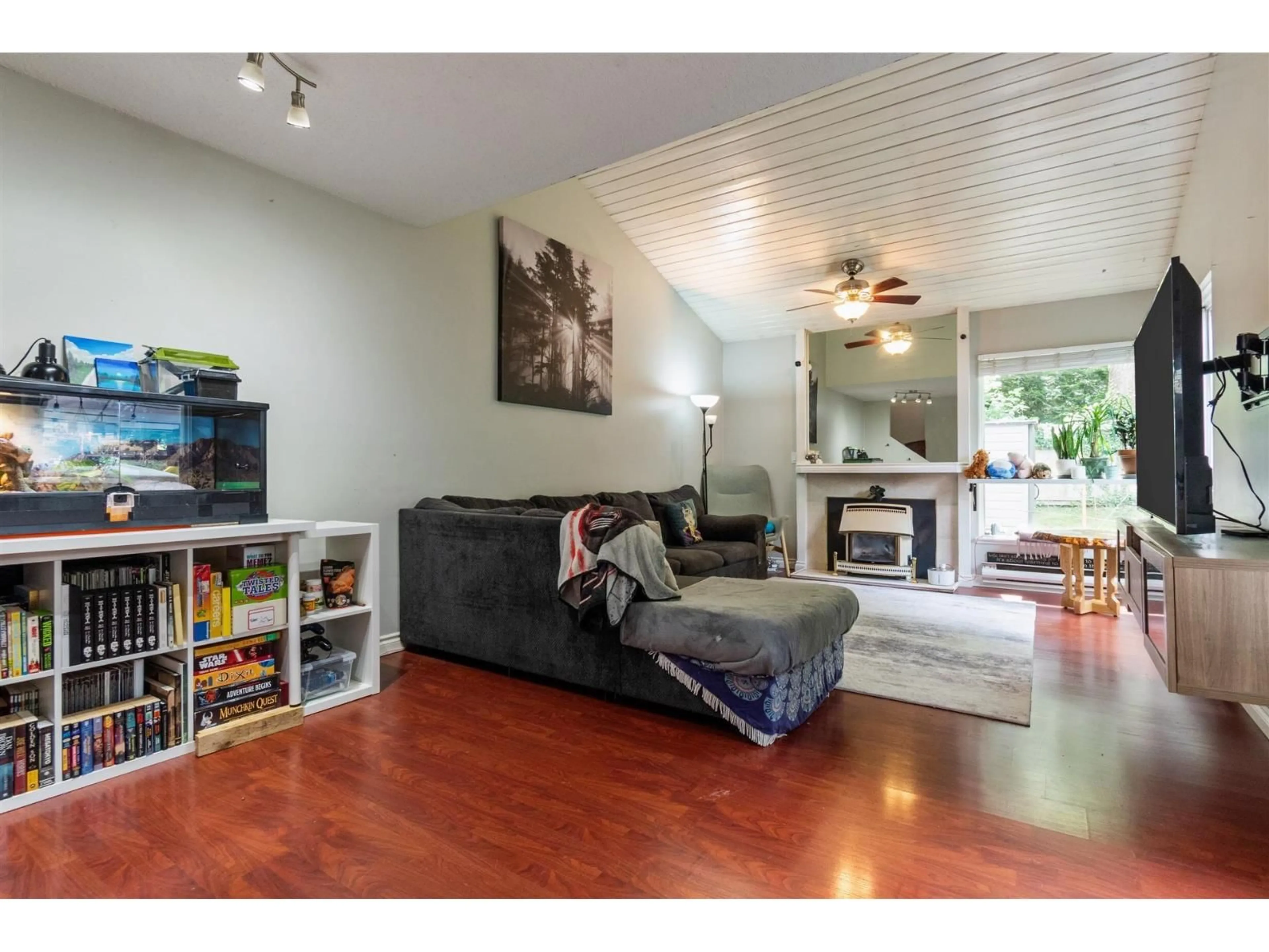 Living room with furniture, wood/laminate floor for 6217 GREENSIDE EAST, Surrey British Columbia V3S5M8