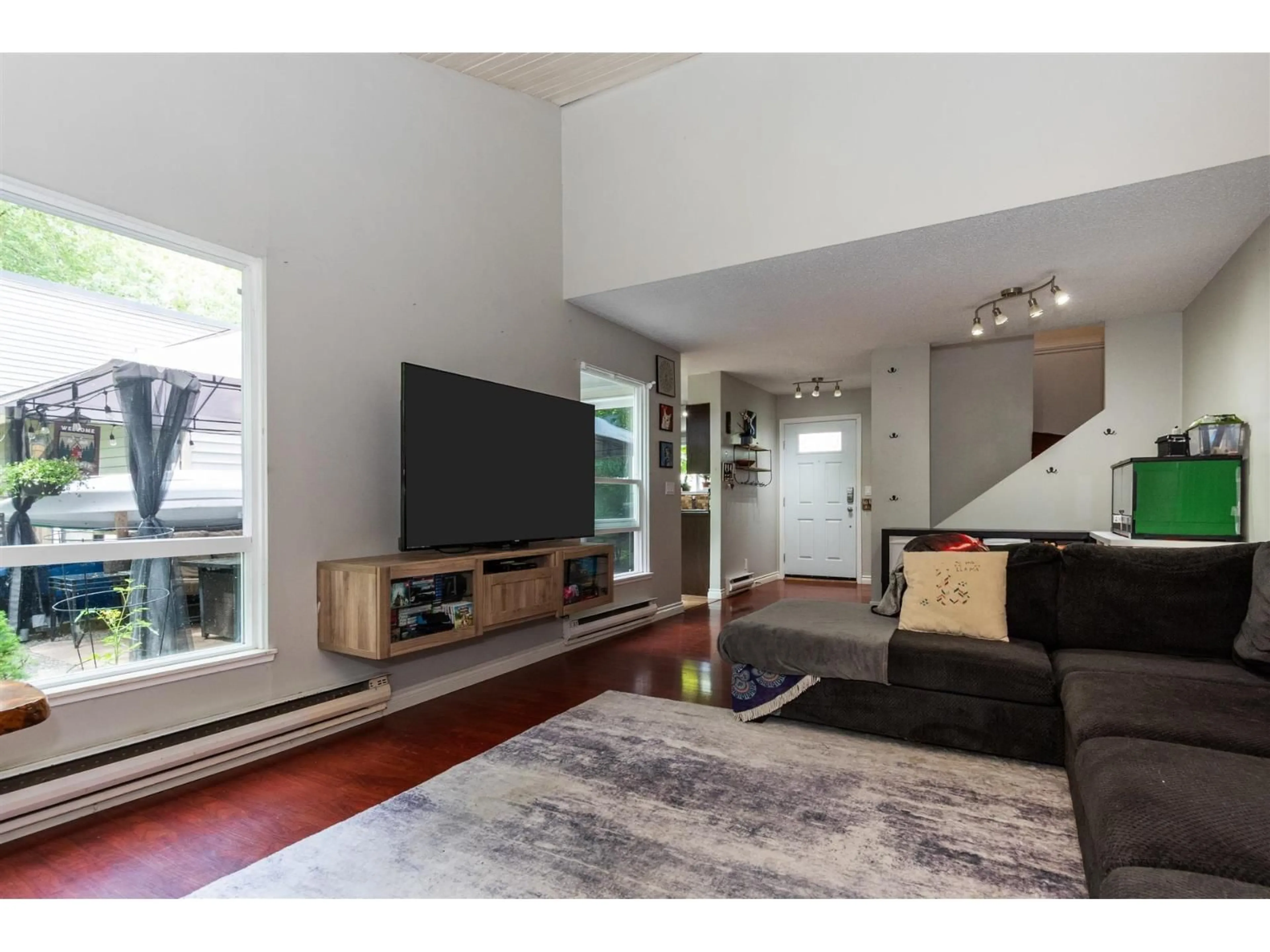 Living room with furniture, wood/laminate floor for 6217 GREENSIDE EAST, Surrey British Columbia V3S5M8