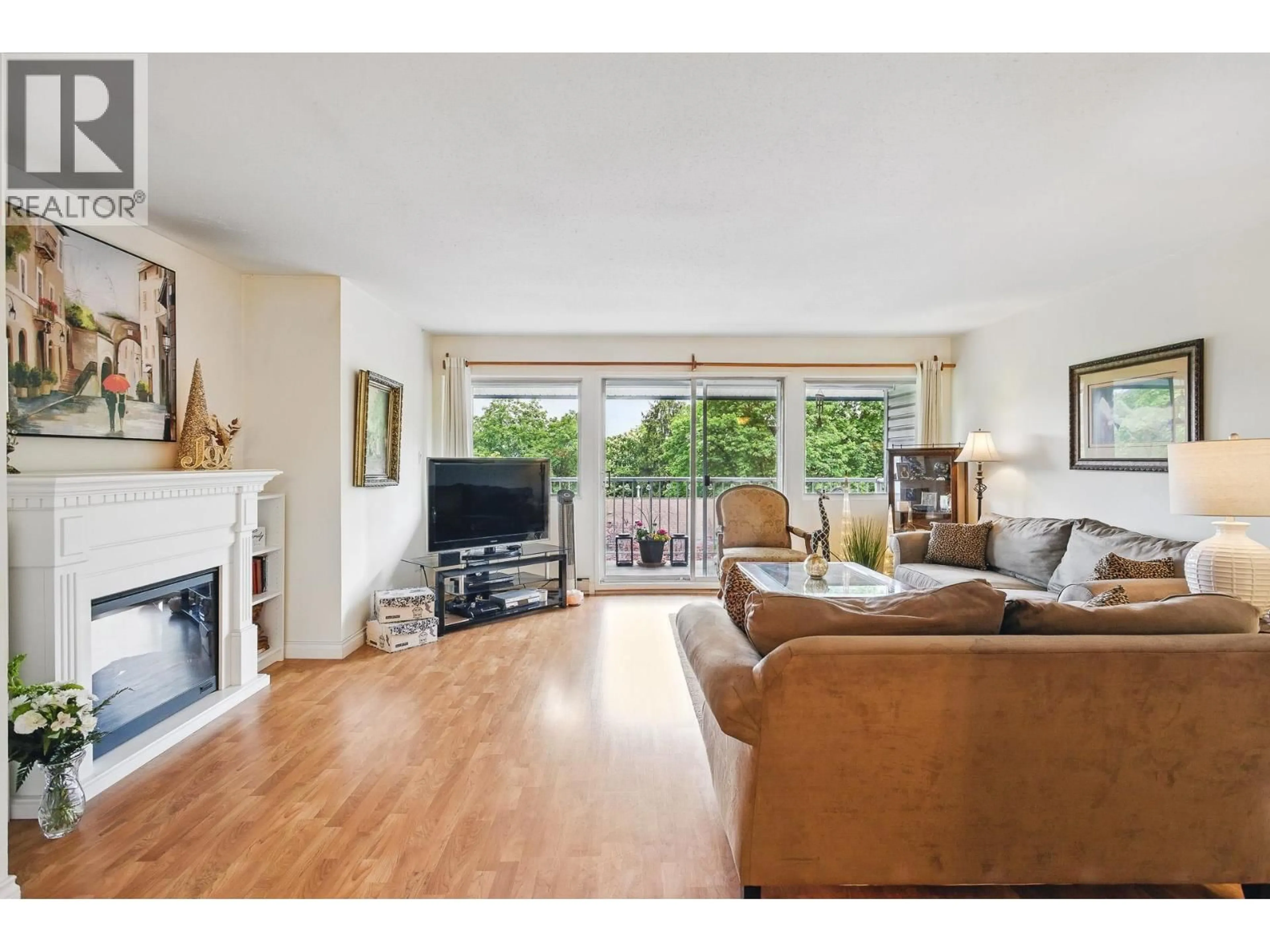 Living room with furniture, wood/laminate floor for 1087 CECILE DRIVE, Port Moody British Columbia V3H1M6