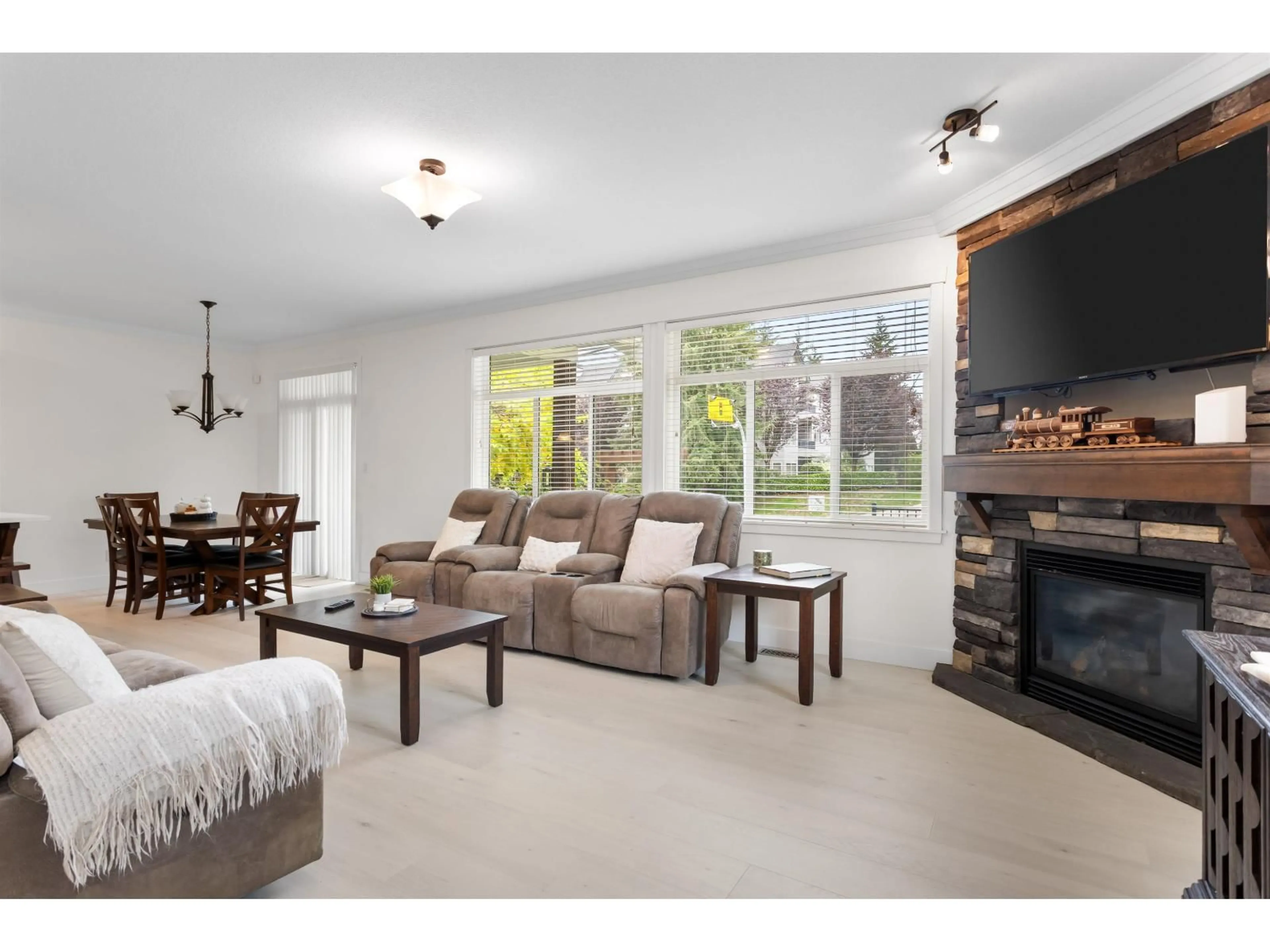 Living room with furniture, unknown for 3 - 34130 OLD YALE, Abbotsford British Columbia V2S0E6