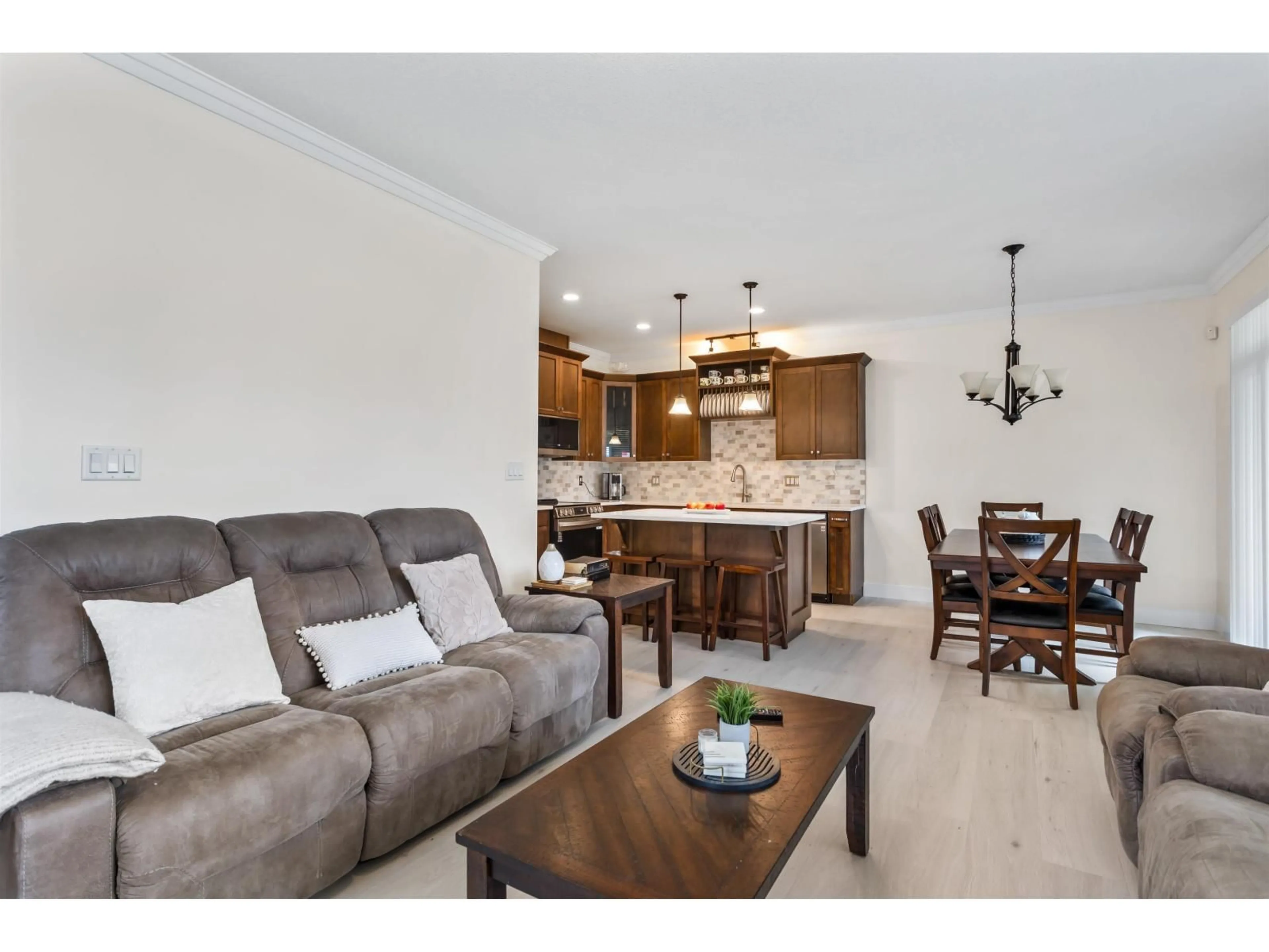 Living room with furniture, unknown for 3 - 34130 OLD YALE, Abbotsford British Columbia V2S0E6