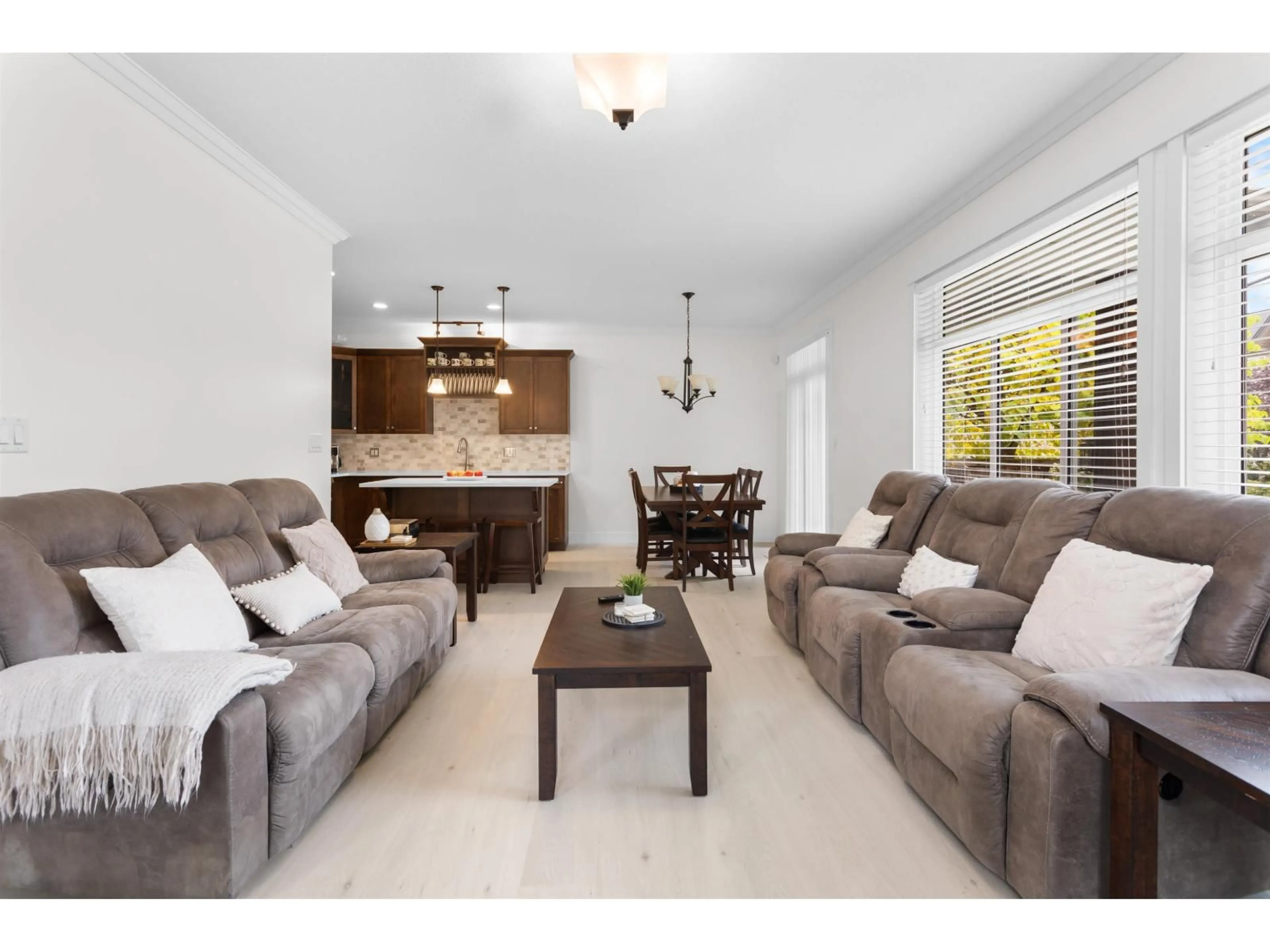 Living room with furniture, unknown for 3 - 34130 OLD YALE, Abbotsford British Columbia V2S0E6