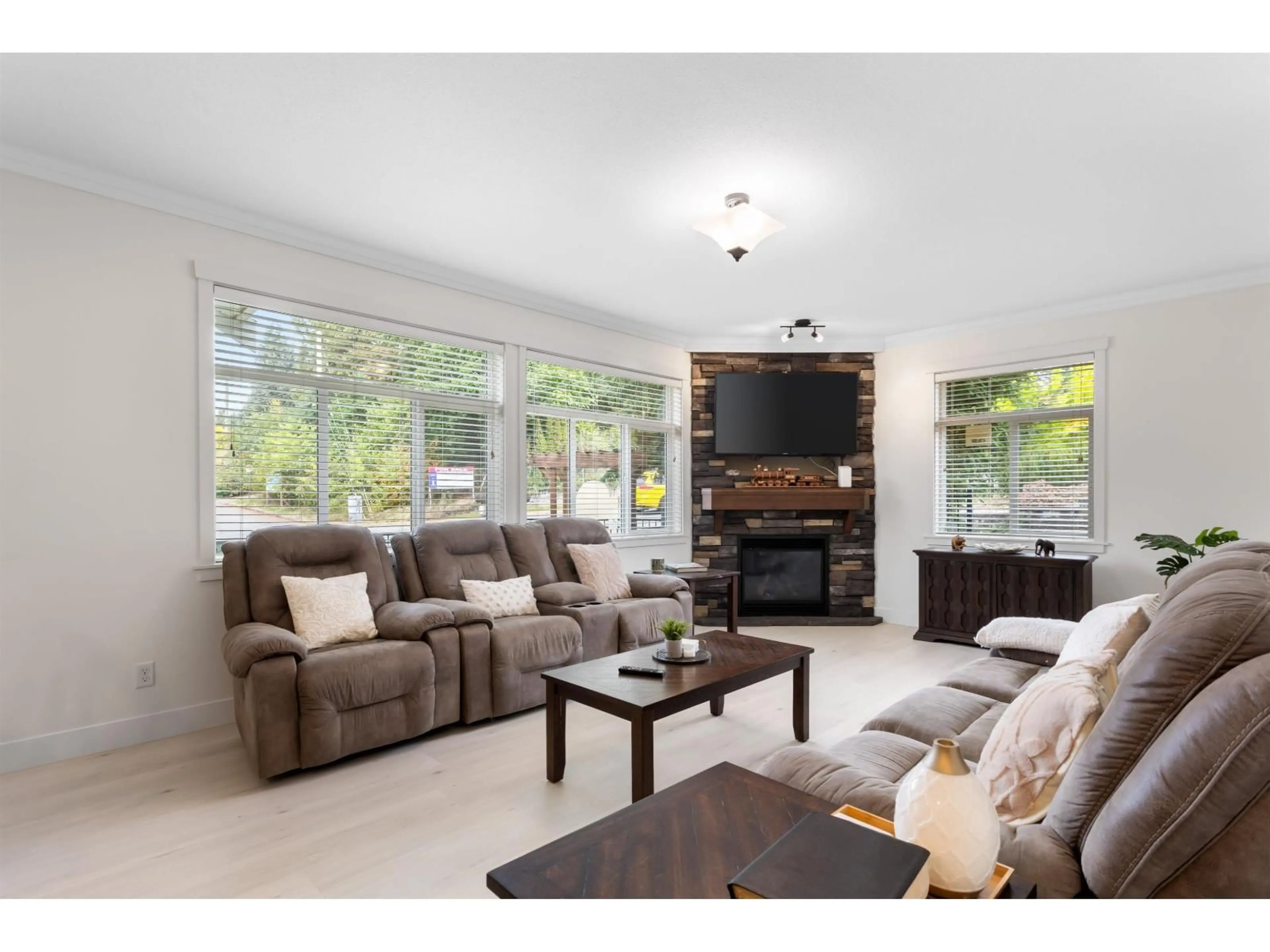 Living room with furniture, wood/laminate floor for 3 - 34130 OLD YALE, Abbotsford British Columbia V2S0E6