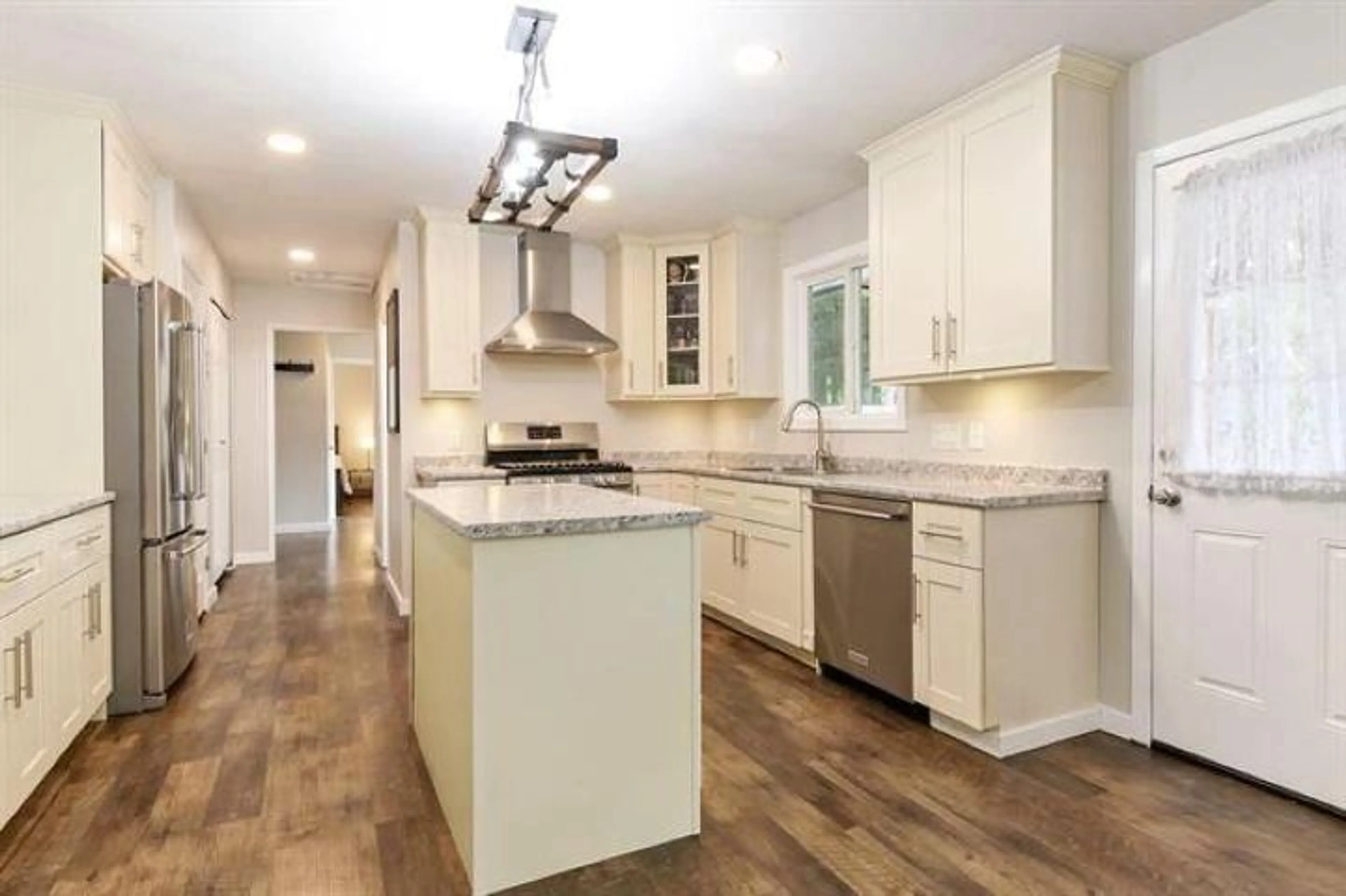 Open concept kitchen, unknown for 9633 HESS, Mission British Columbia V0M1H0