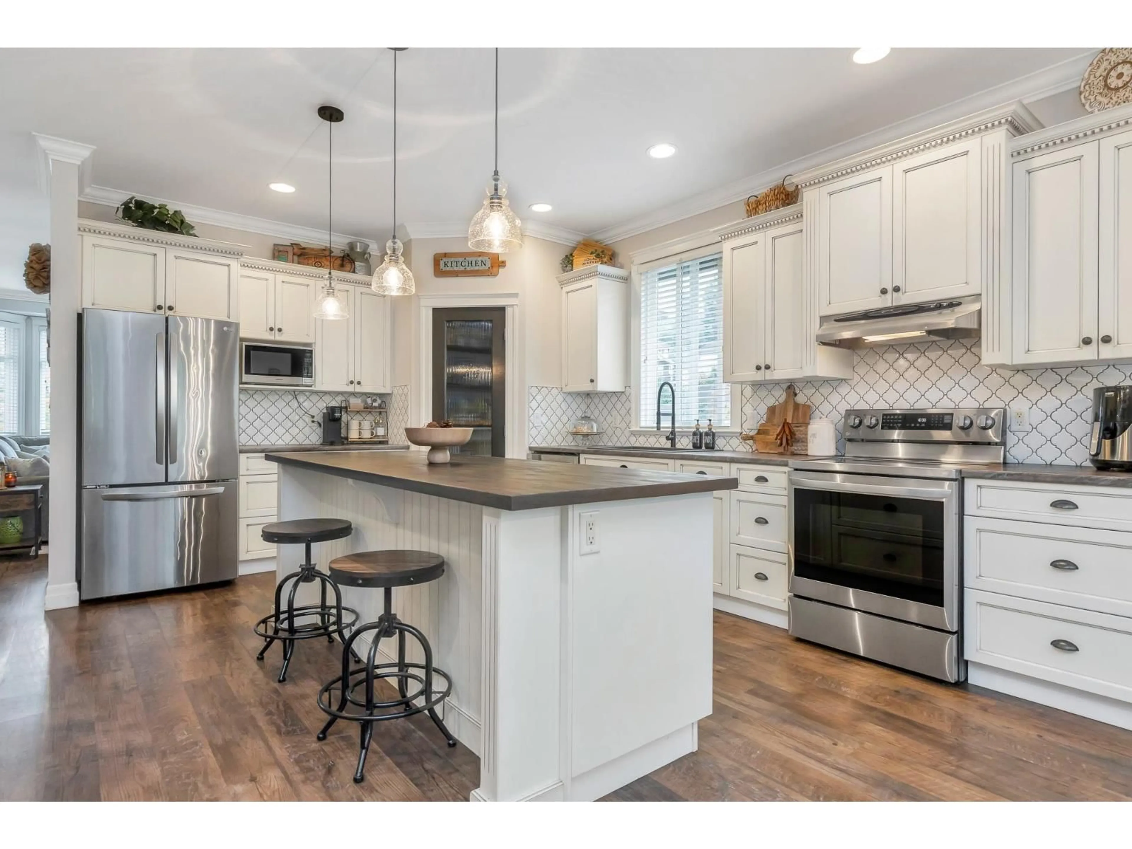 Open concept kitchen, unknown for 3795 MCKINLEY, Abbotsford British Columbia V3G0A3