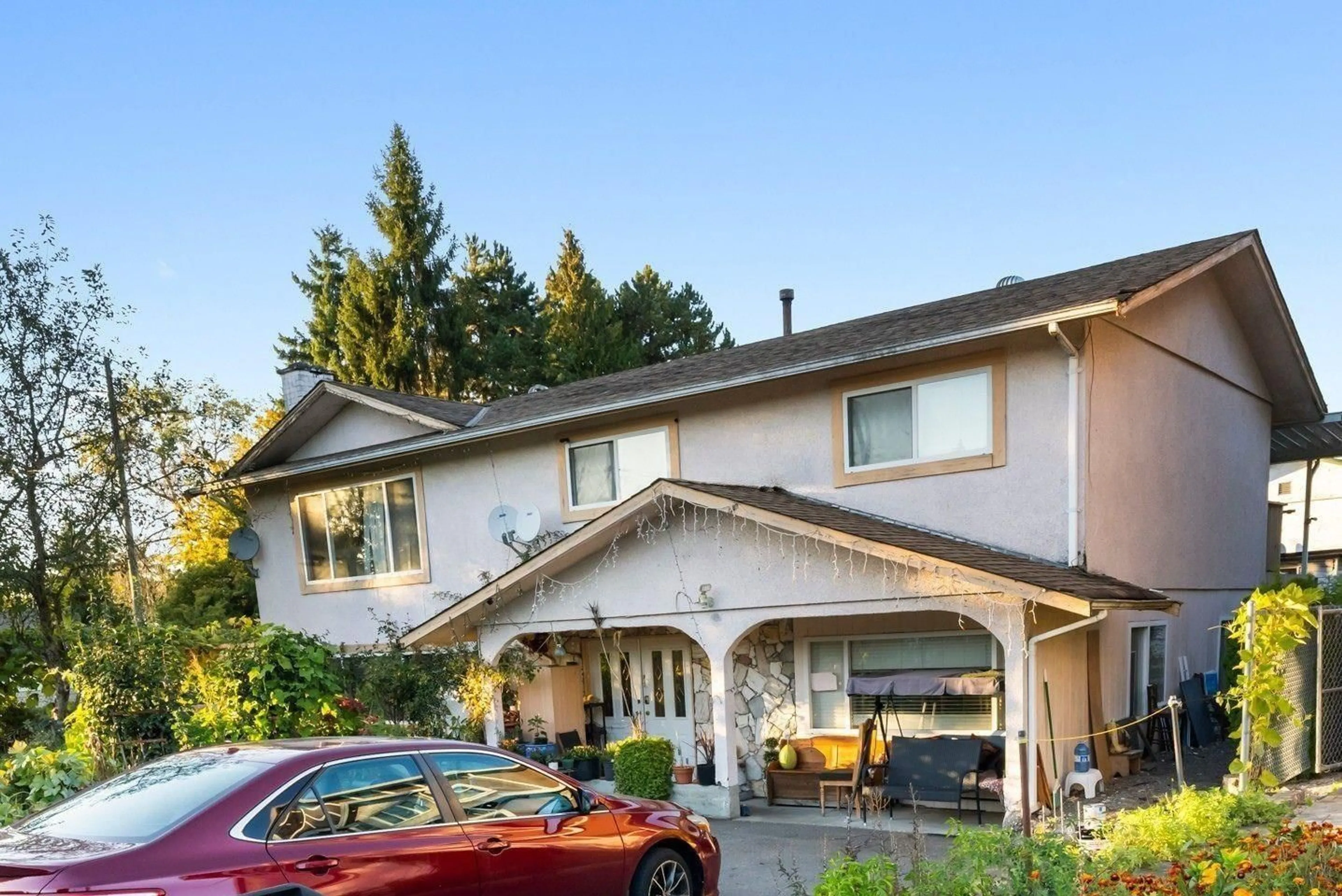Home with vinyl exterior material, street for 13115 110, Surrey British Columbia V3T2R1