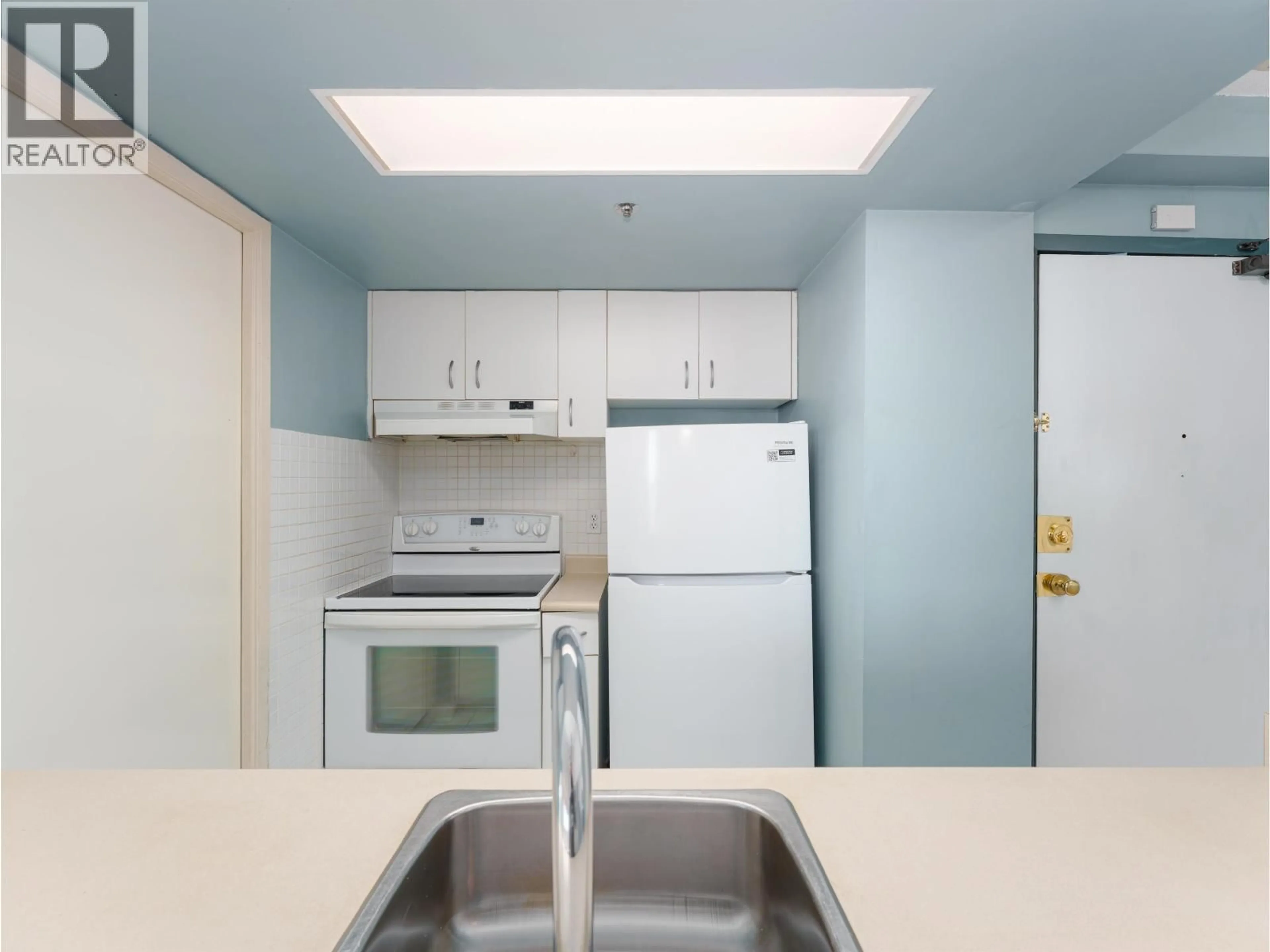 Standard kitchen, unknown for 1605 - 789 DRAKE STREET, Vancouver British Columbia V6Z2N7