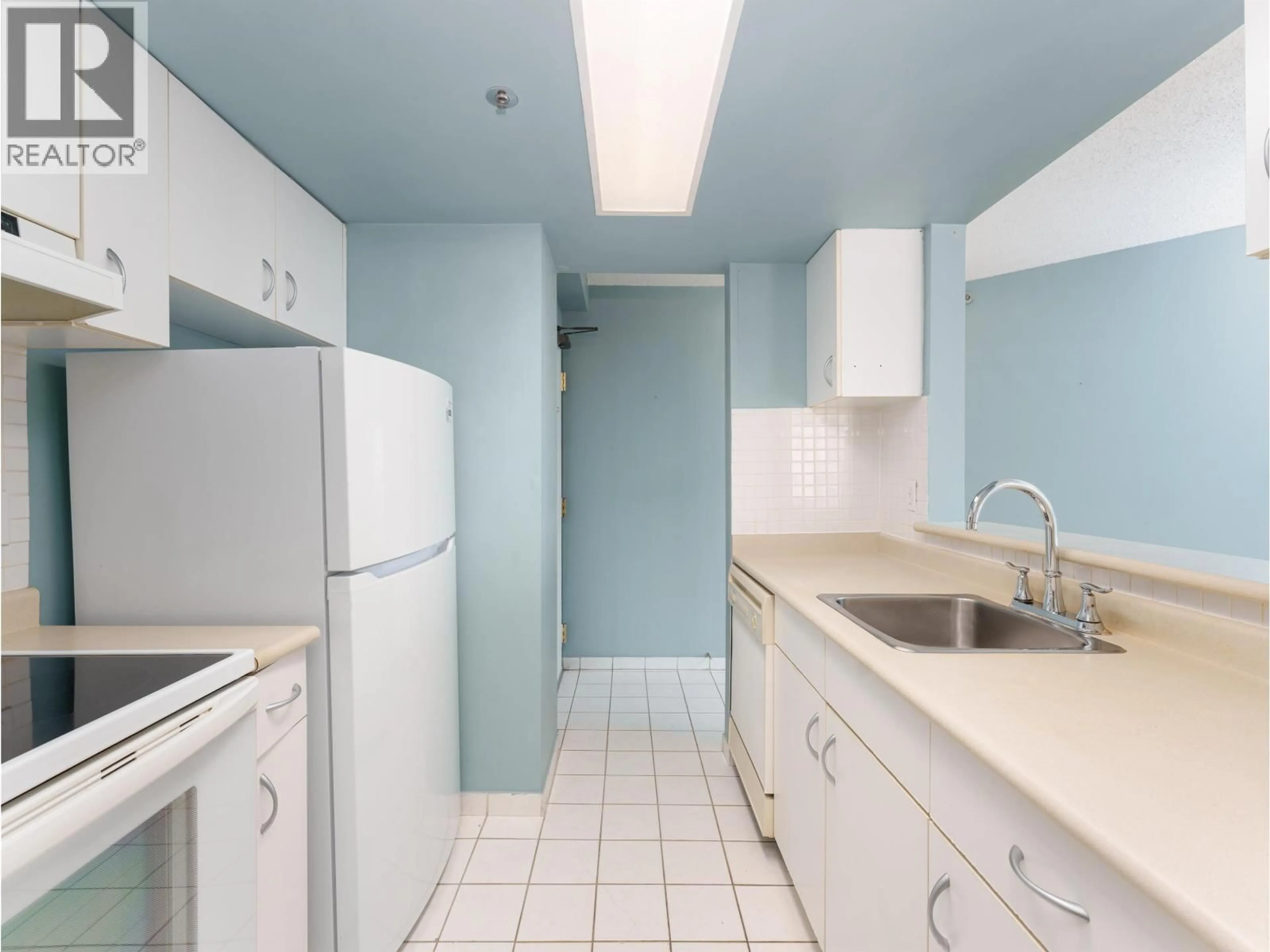 Standard kitchen, unknown for 1605 - 789 DRAKE STREET, Vancouver British Columbia V6Z2N7