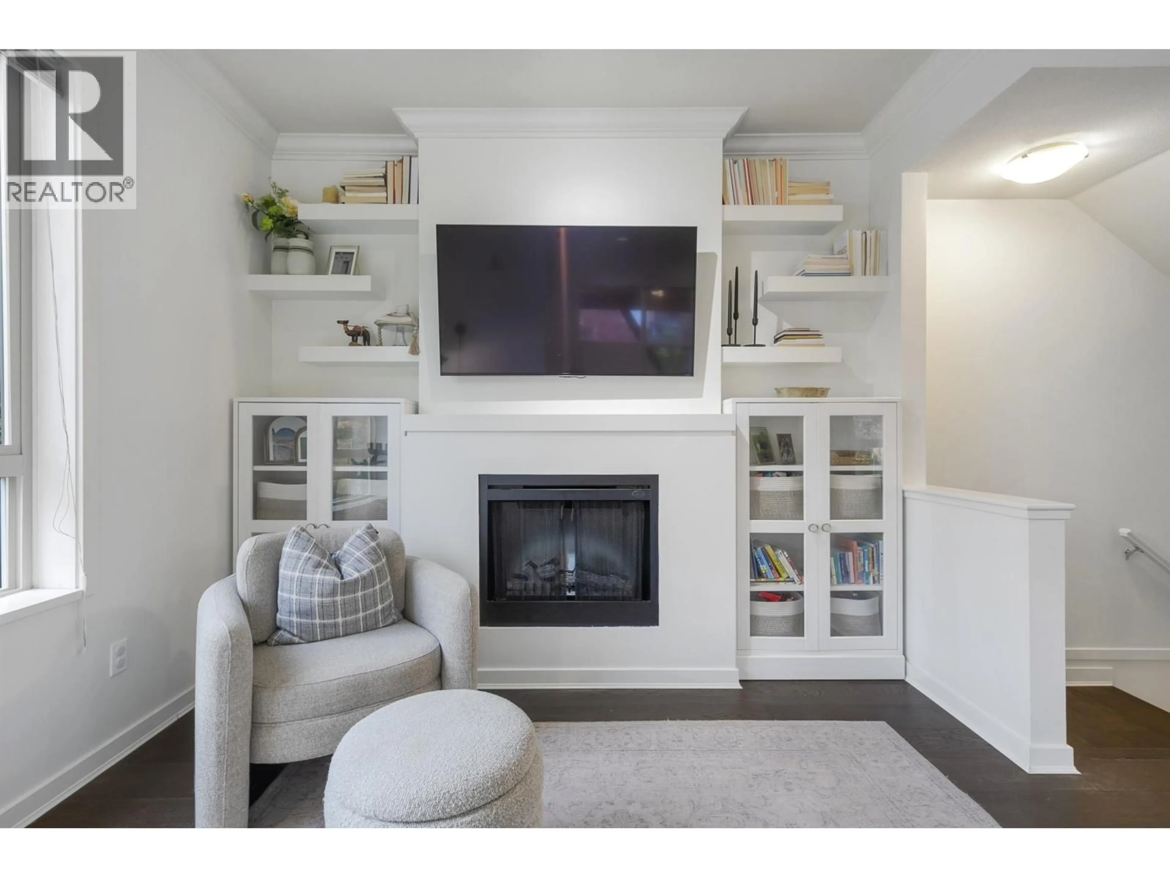 Living room with furniture, wood/laminate floor for 21 - 301 KLAHANIE DRIVE, Port Moody British Columbia V3H0C2