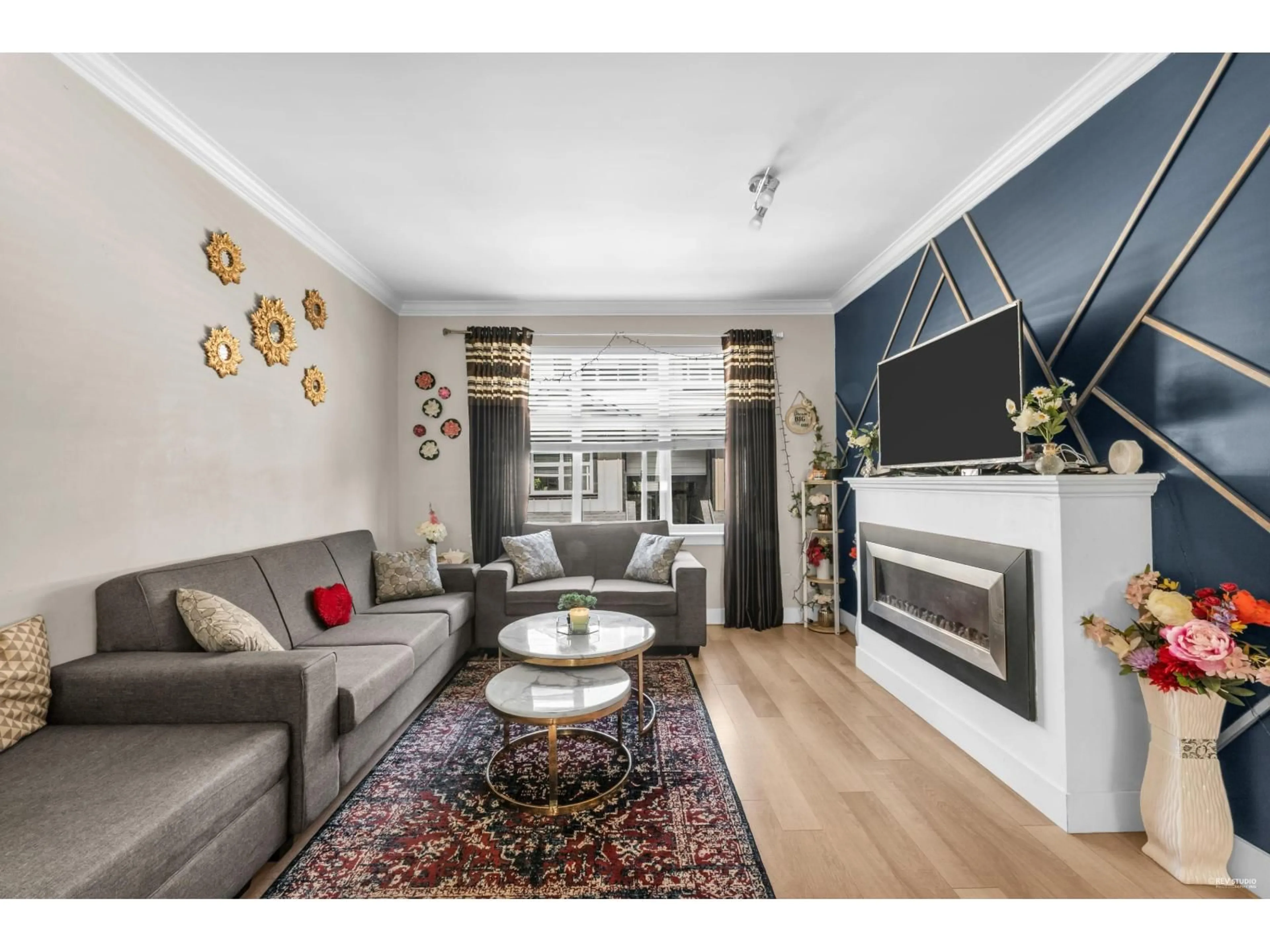 Living room with furniture, wood/laminate floor for 13 - 6350 142, Surrey British Columbia V3X1B8
