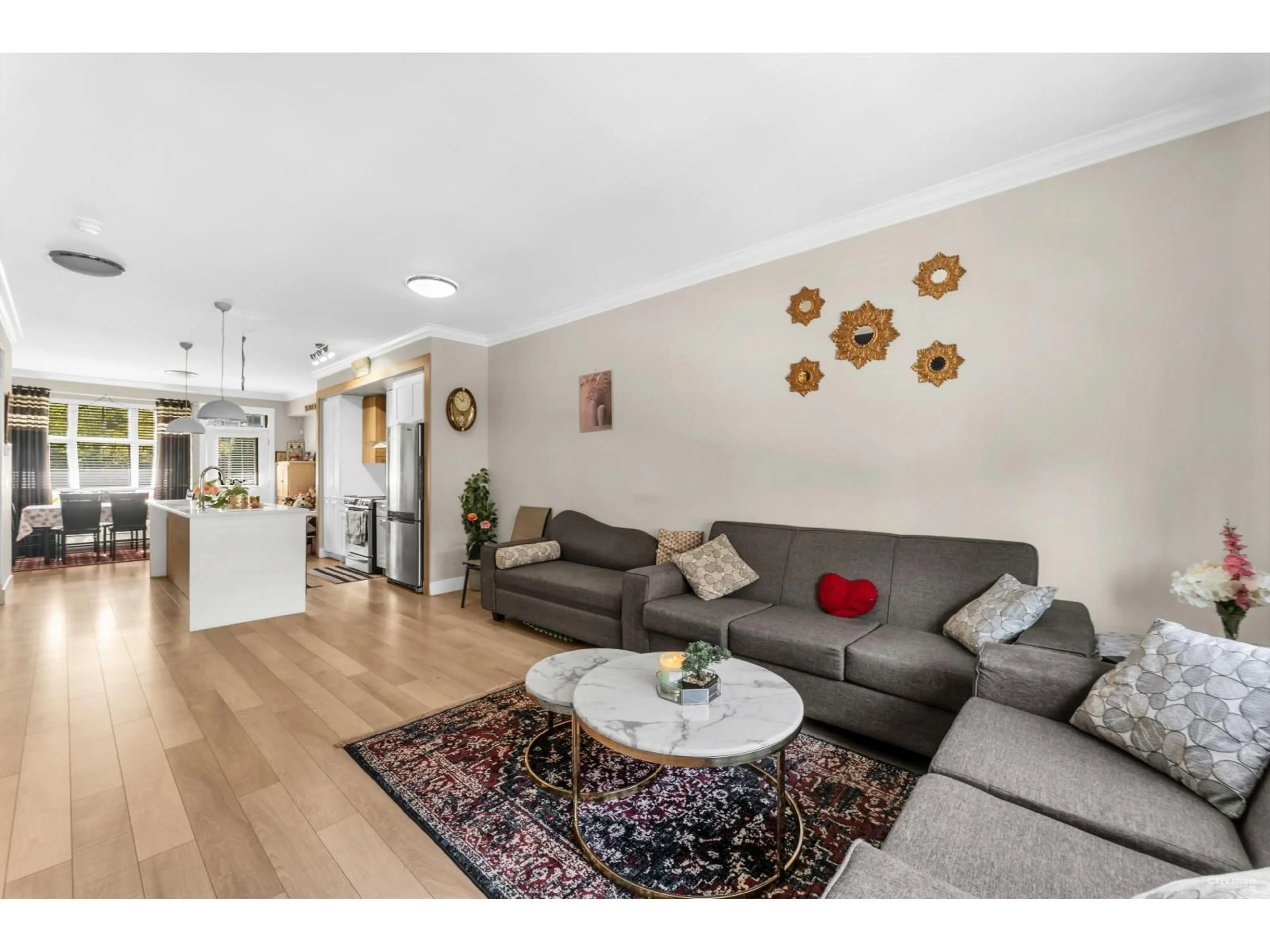 Living room with furniture, wood/laminate floor for 13 - 6350 142, Surrey British Columbia V3X1B8