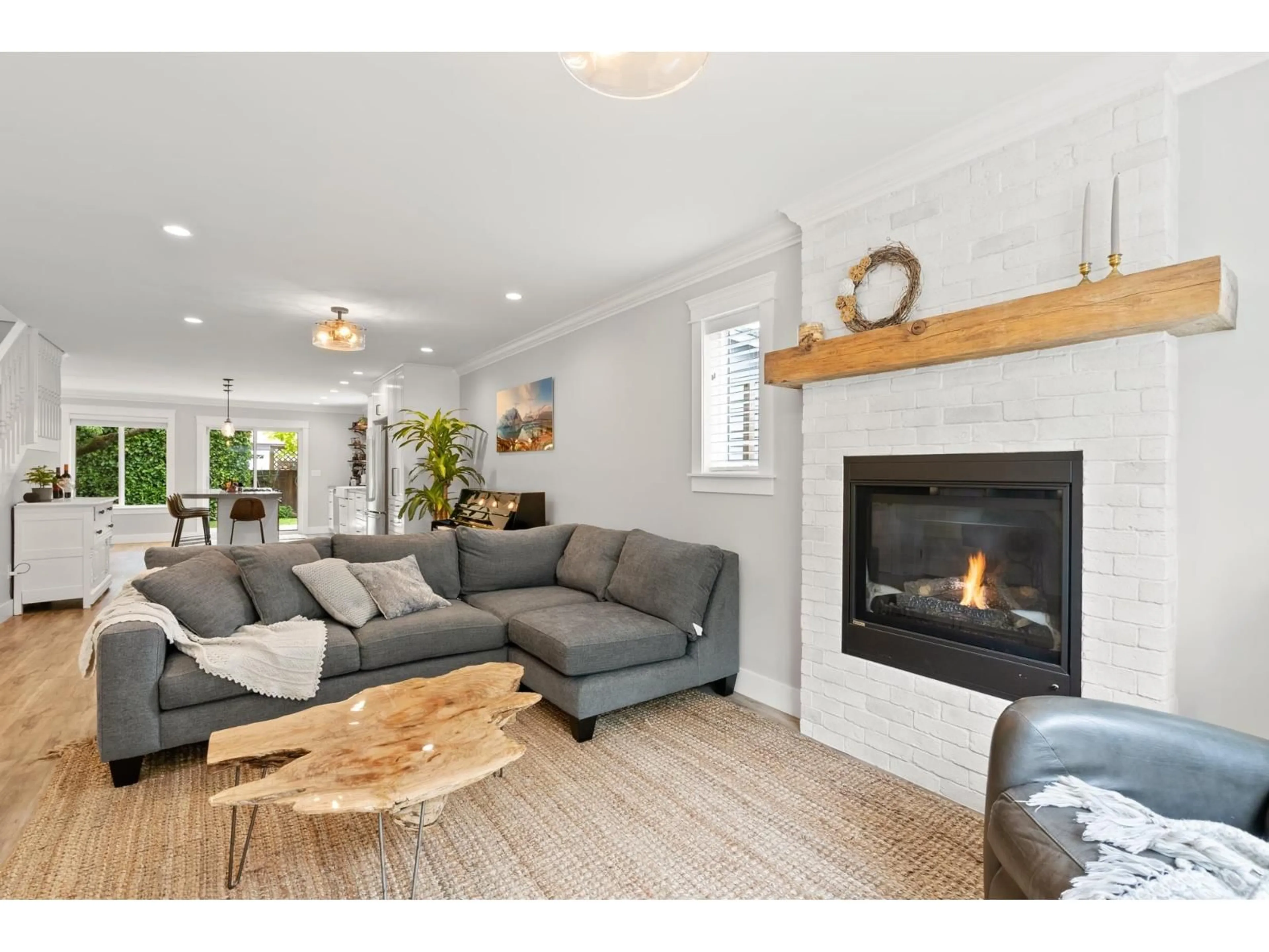Living room with furniture, wood/laminate floor for 26433 28, Langley British Columbia V4W3A6
